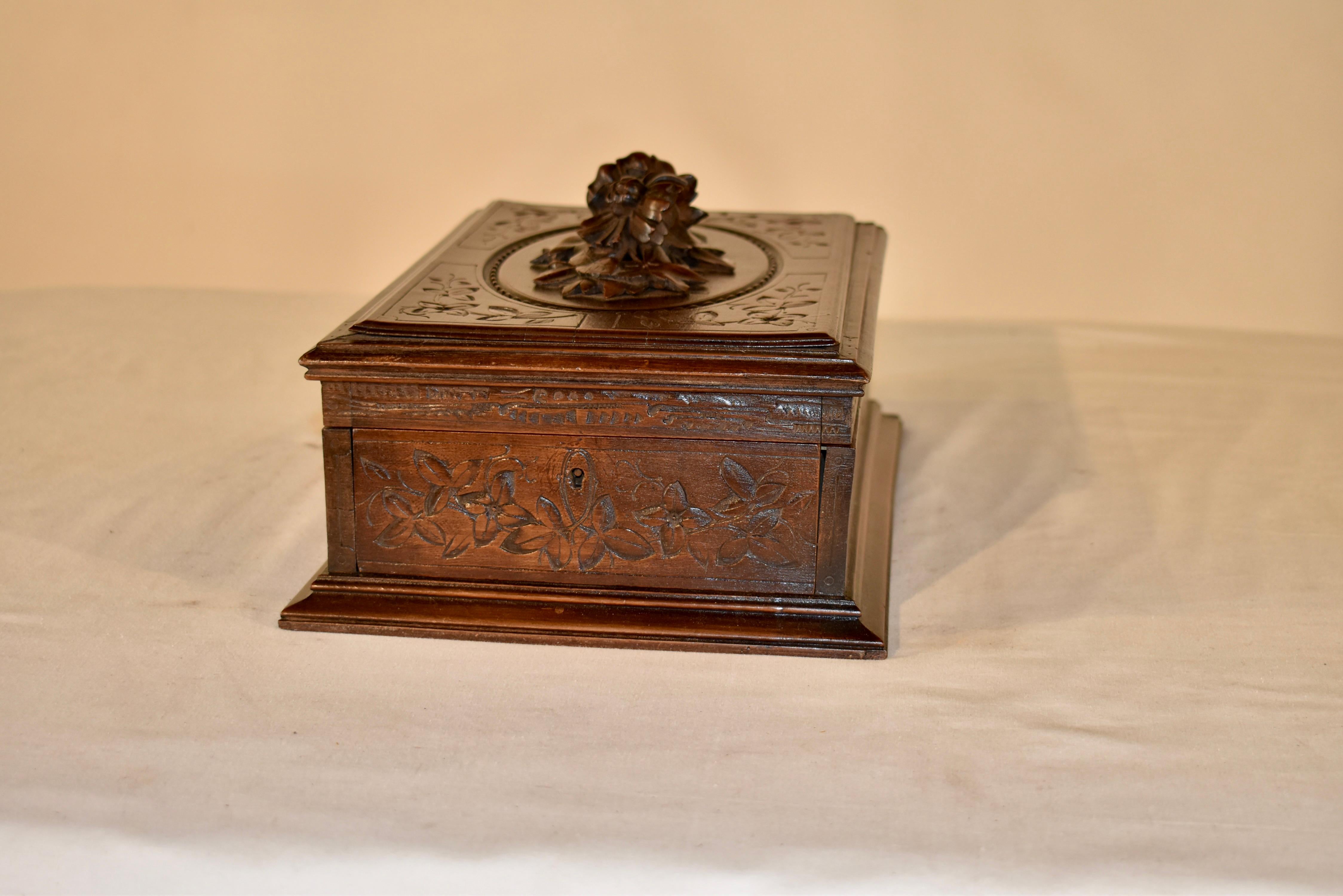 Coffret-bibliothèque du 19e siècle sculpté en Black Forest avec miroir en vente 2