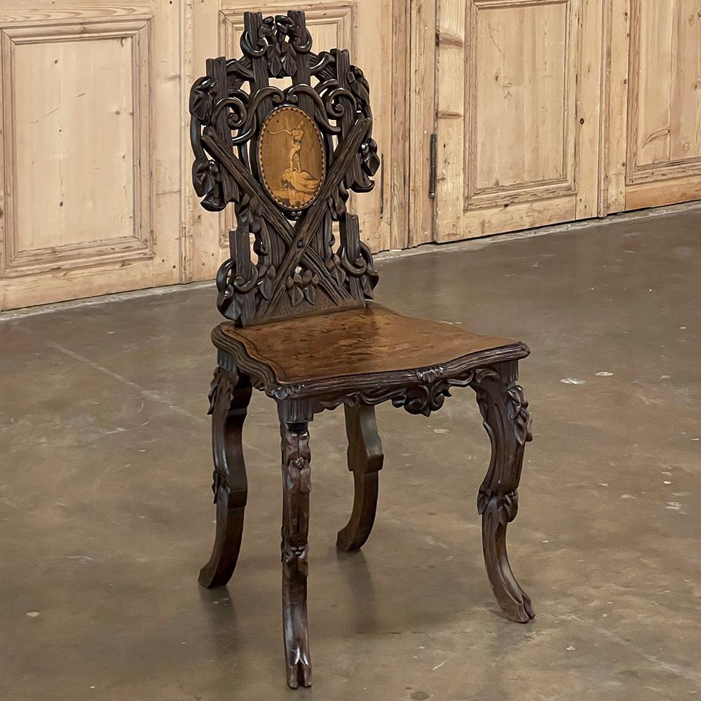 Allemand Chaise de salon du 19ème siècle sculptée et marquetée en Forêt Noire en vente