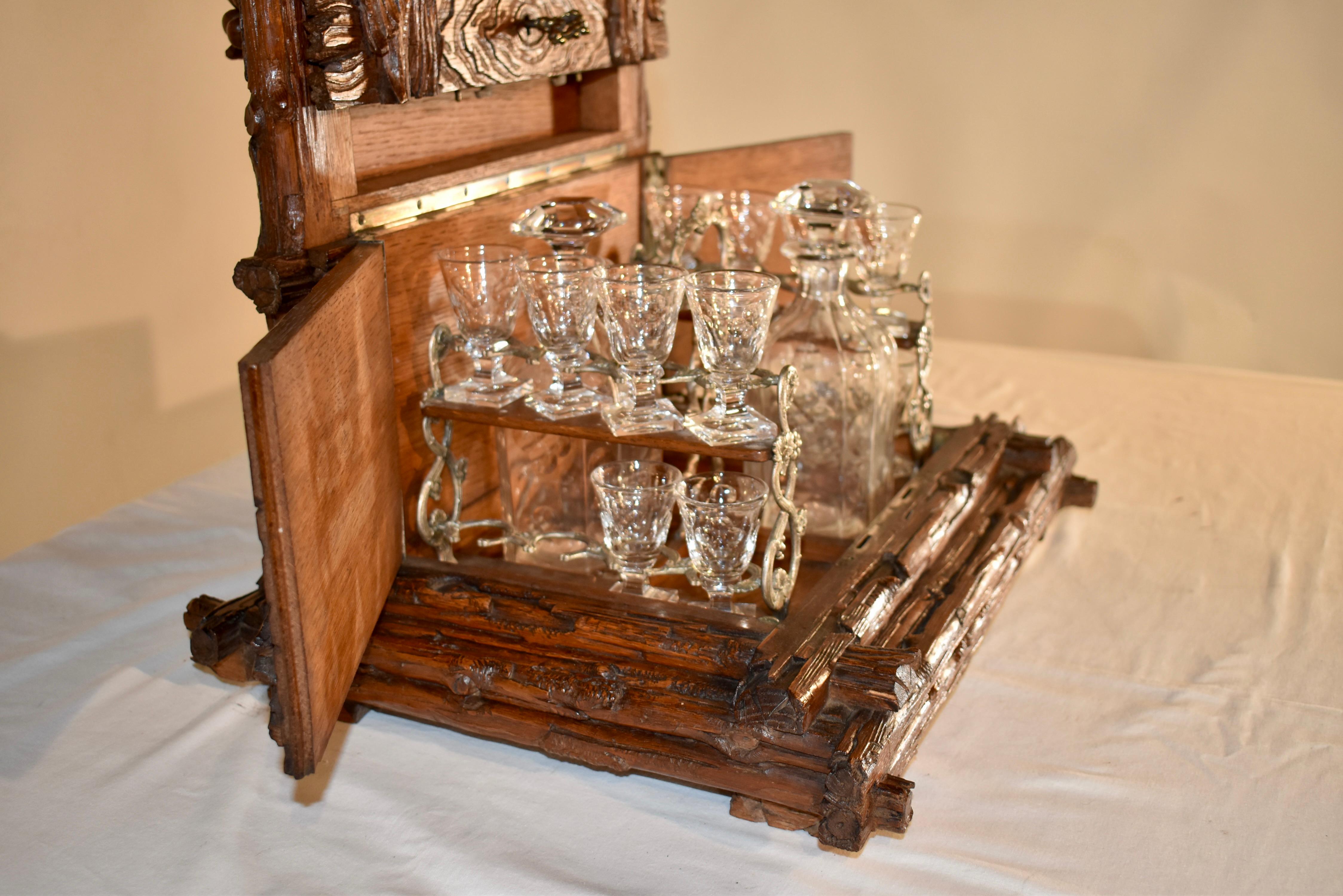 Boîte à liqueurs du 19e siècle, sculptée en Black Forest en vente 1