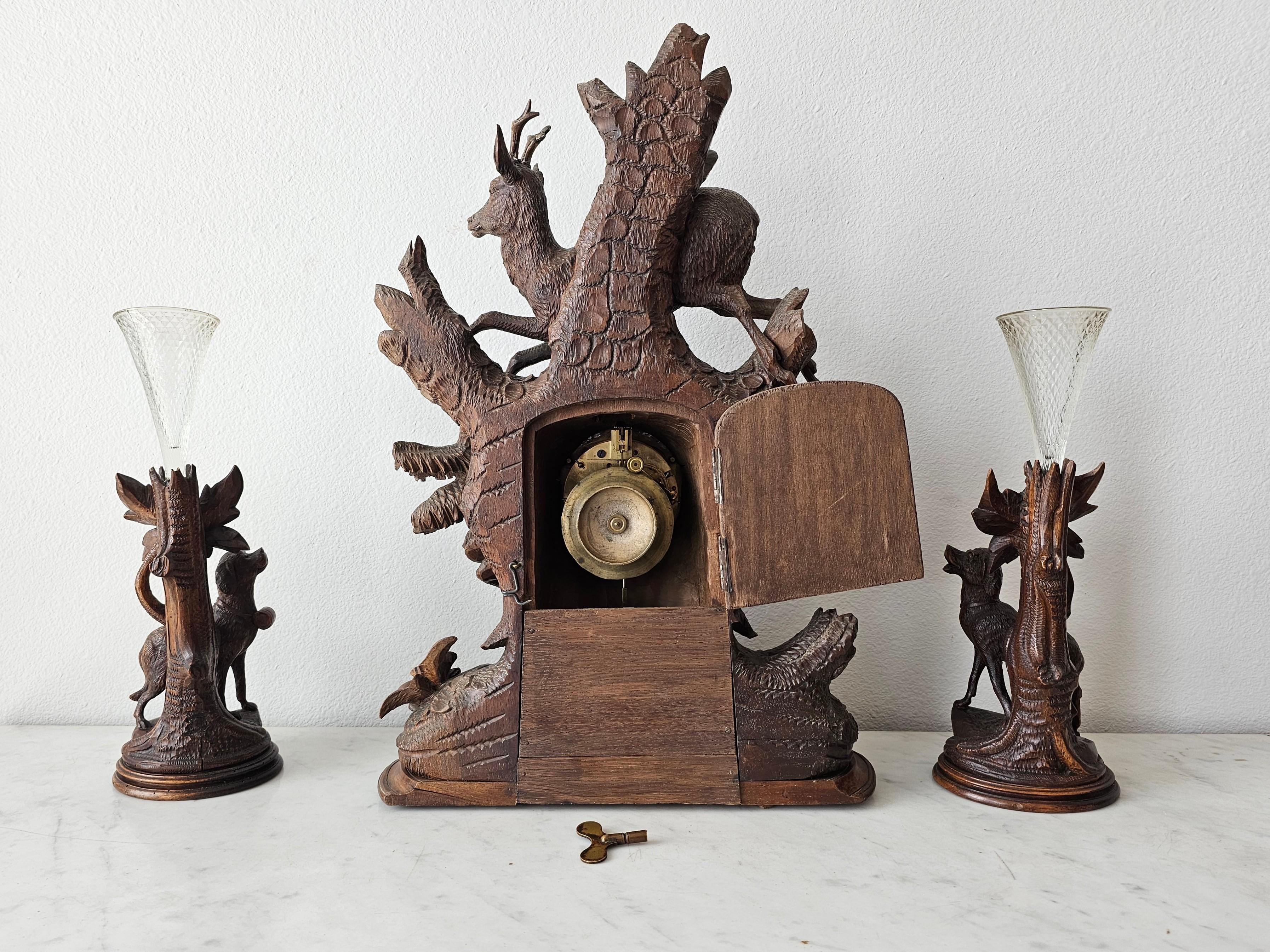 Horloge de manteau sculptée du 19e siècle Black Forest Vase à becs Garniture  en vente 5