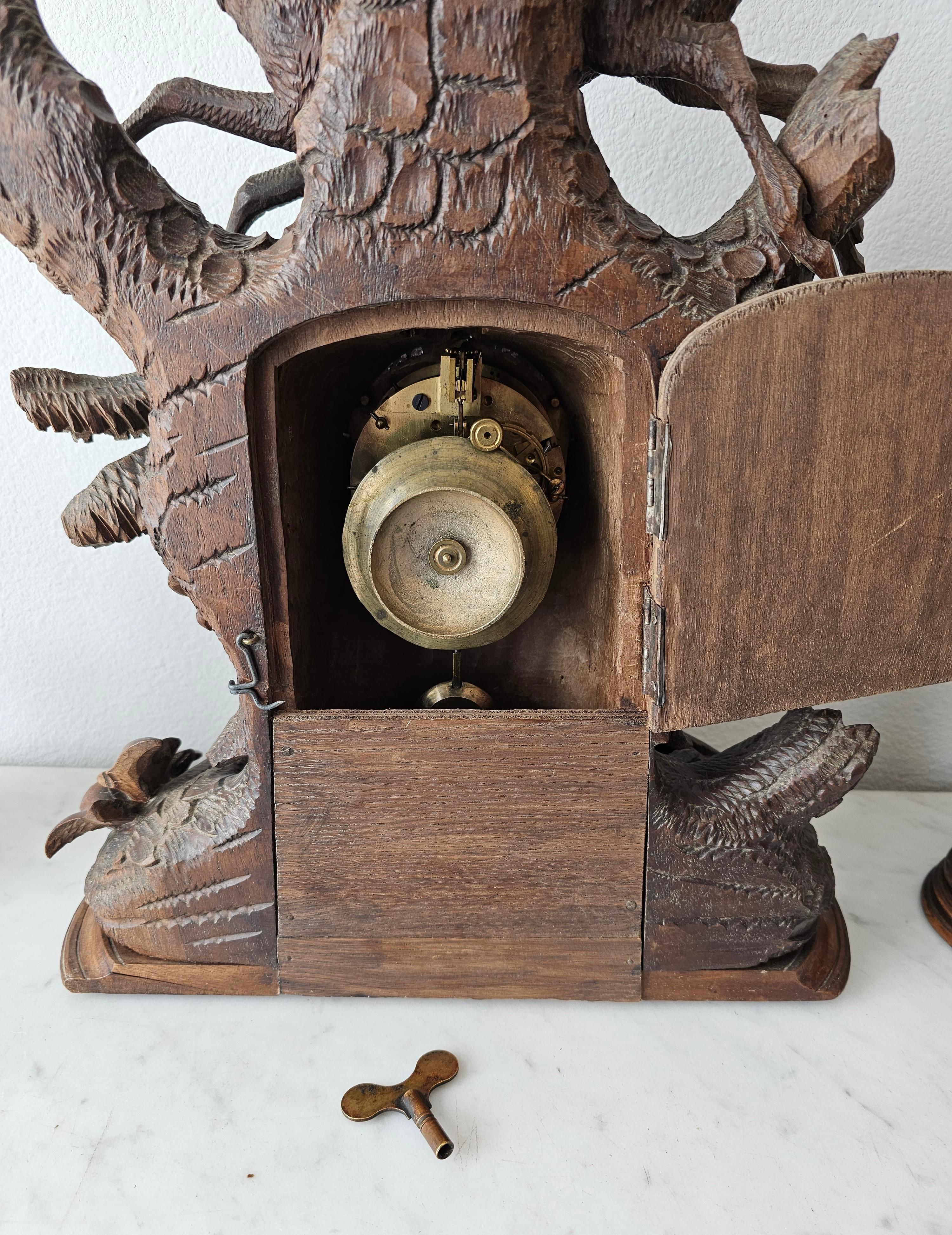 Horloge de manteau sculptée du 19e siècle Black Forest Vase à becs Garniture  en vente 6