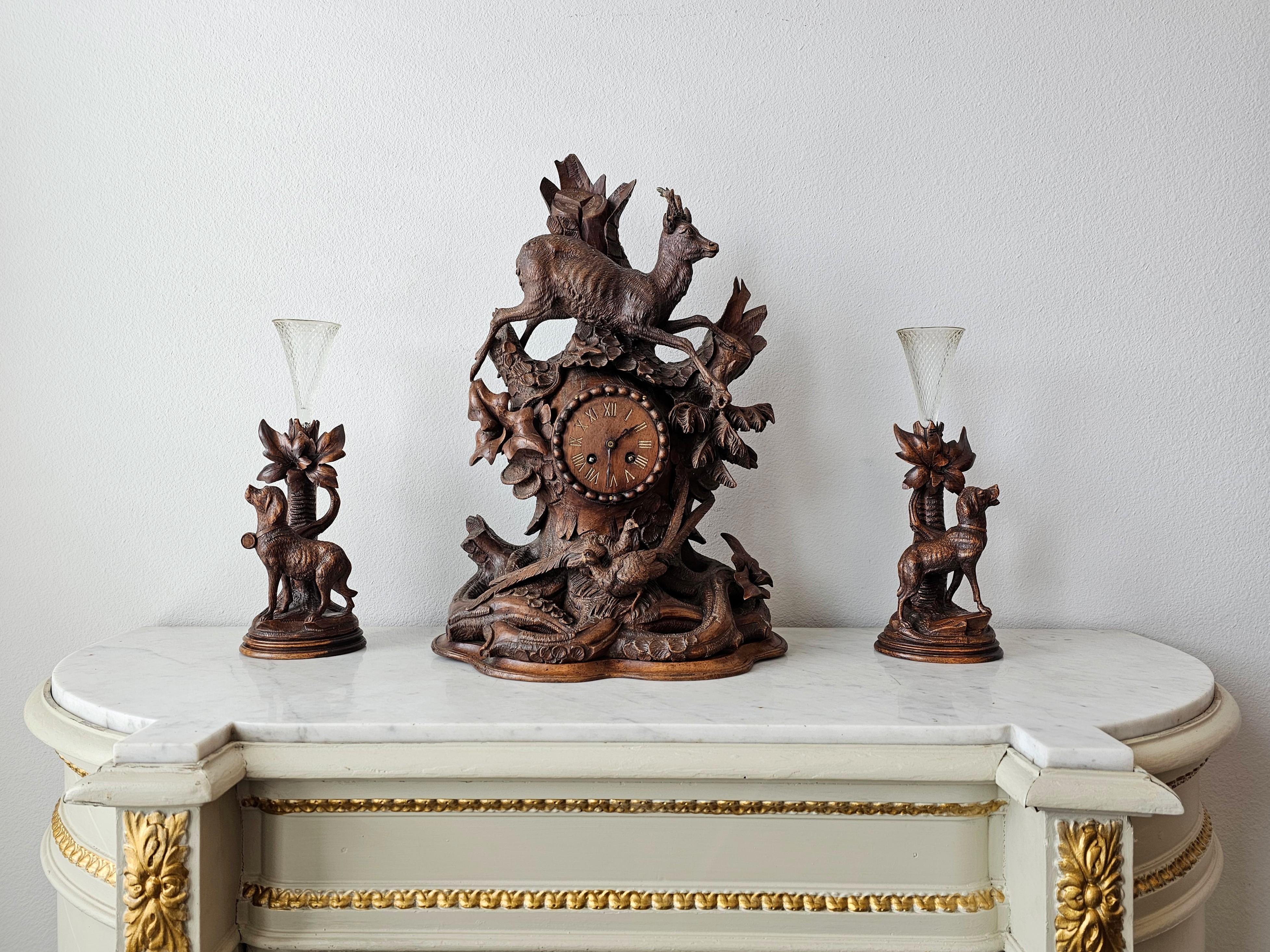 Horloge de manteau sculptée du 19e siècle Black Forest Vase à becs Garniture  en vente 9