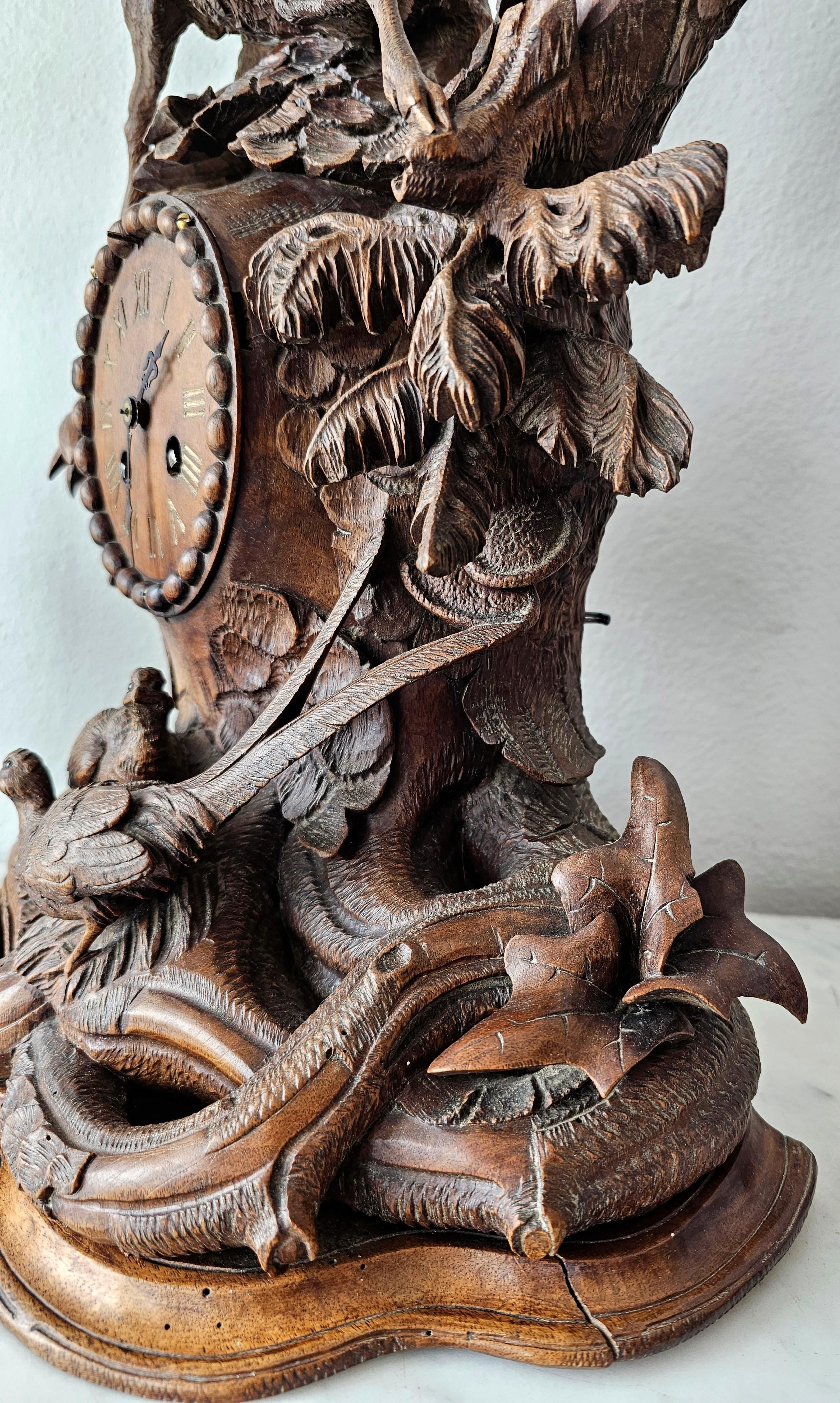 Horloge de manteau sculptée du 19e siècle Black Forest Vase à becs Garniture  en vente 11