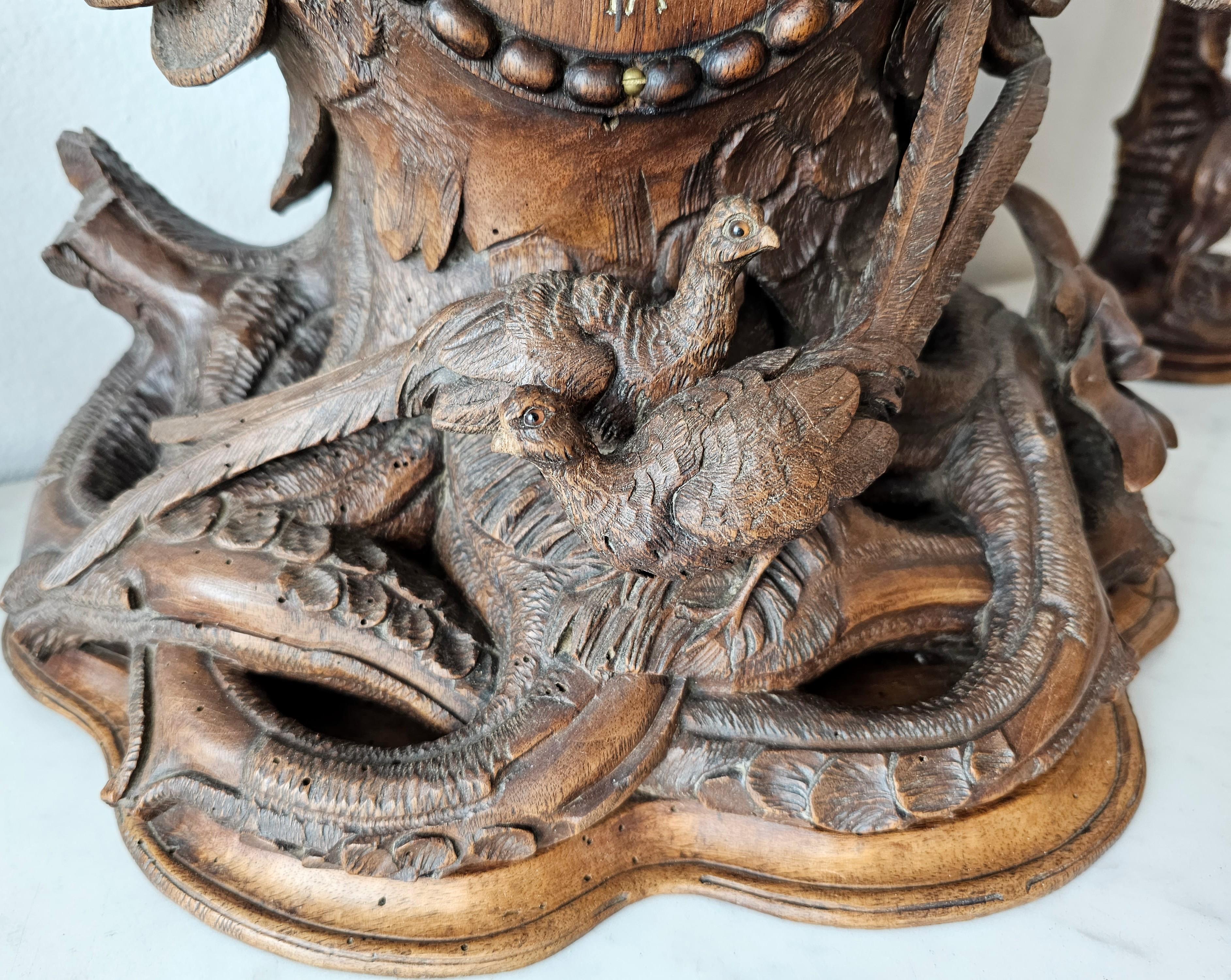 Horloge de manteau sculptée du 19e siècle Black Forest Vase à becs Garniture  en vente 12