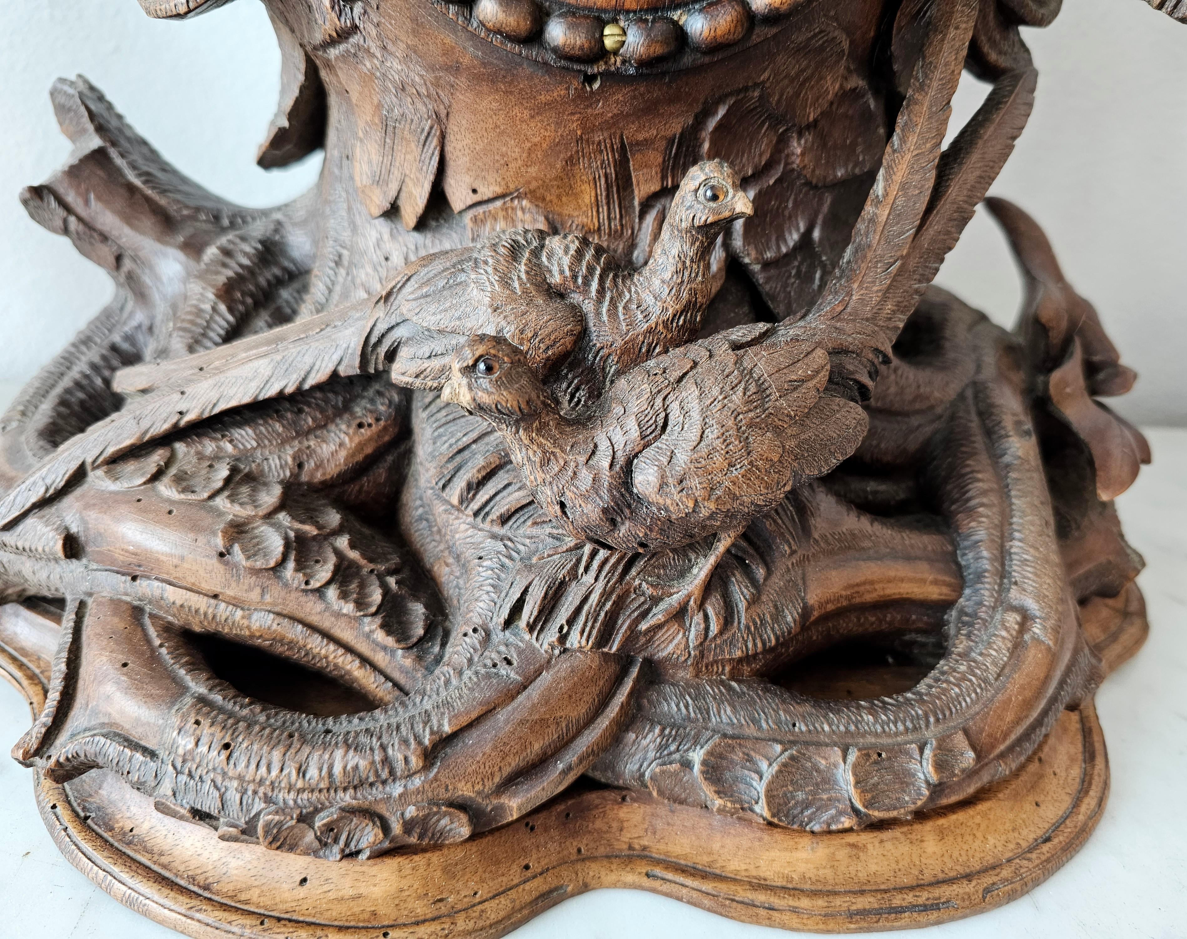 Sculpté à la main Horloge de manteau sculptée du 19e siècle Black Forest Vase à becs Garniture  en vente