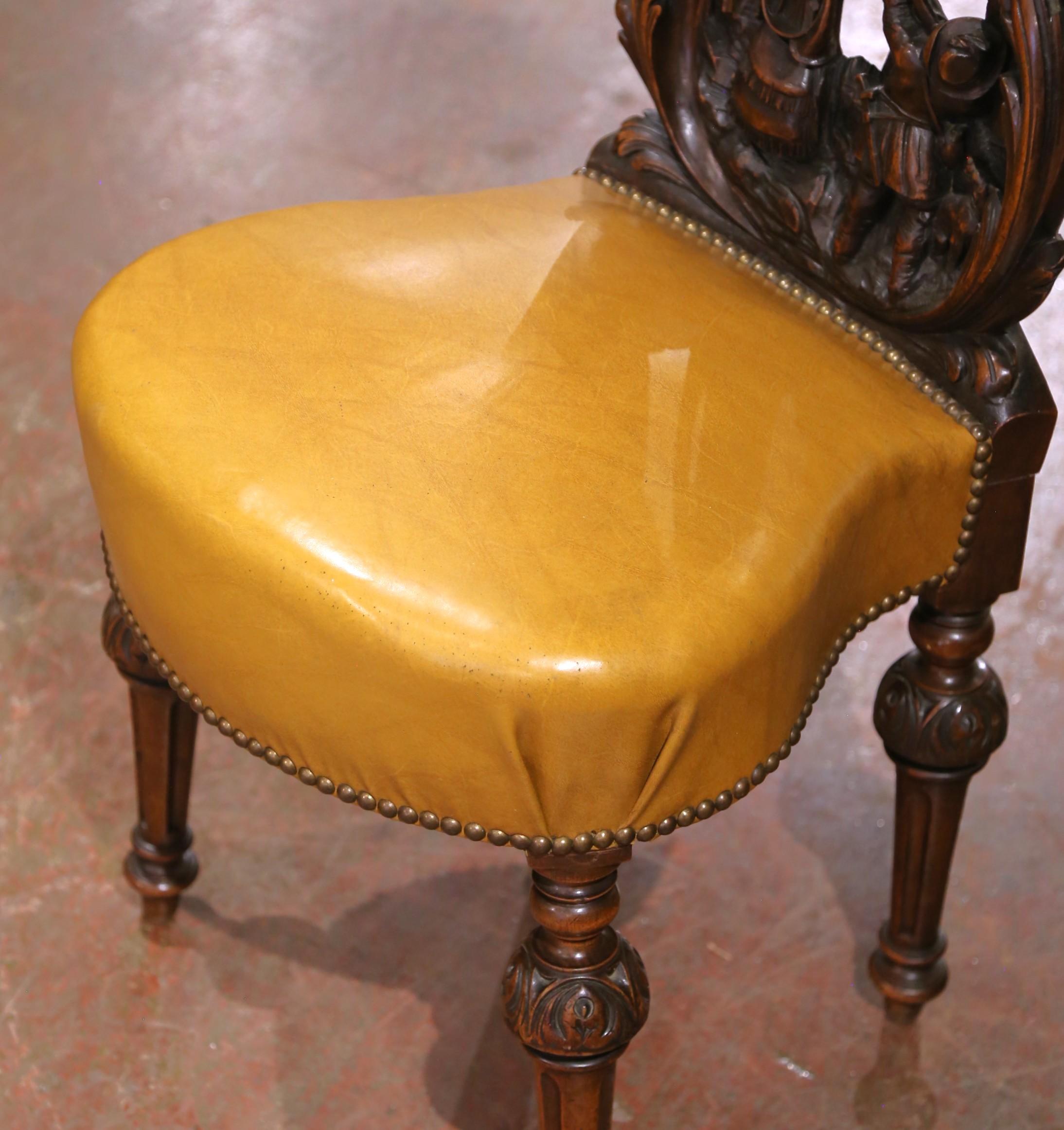 Français Chaise de fumeur en noyer et cuir du 19e siècle avec rangement pour cigares en vente