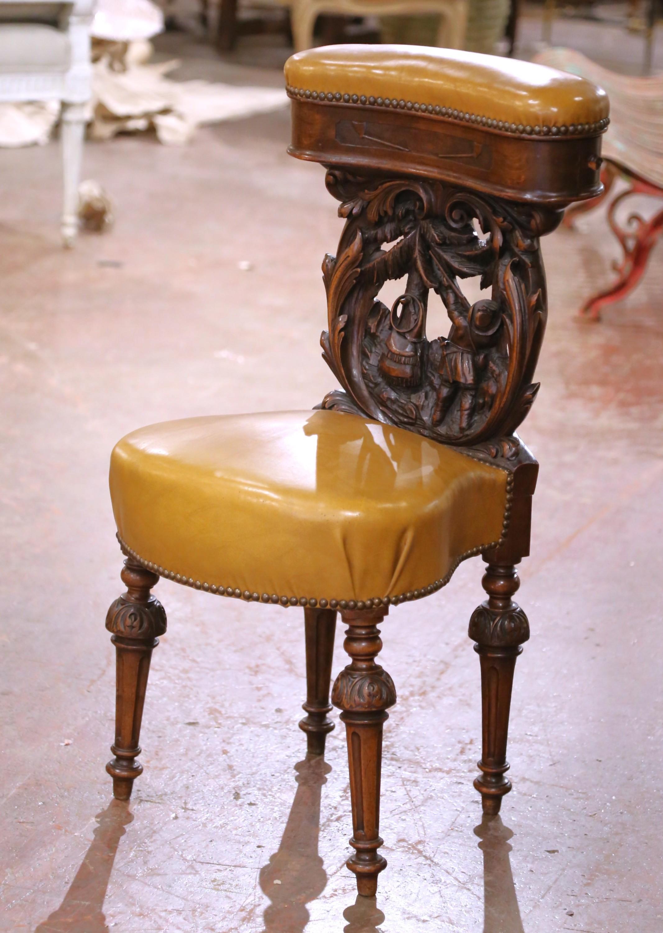 Sculpté à la main Chaise de fumeur en noyer et cuir du 19e siècle avec rangement pour cigares en vente