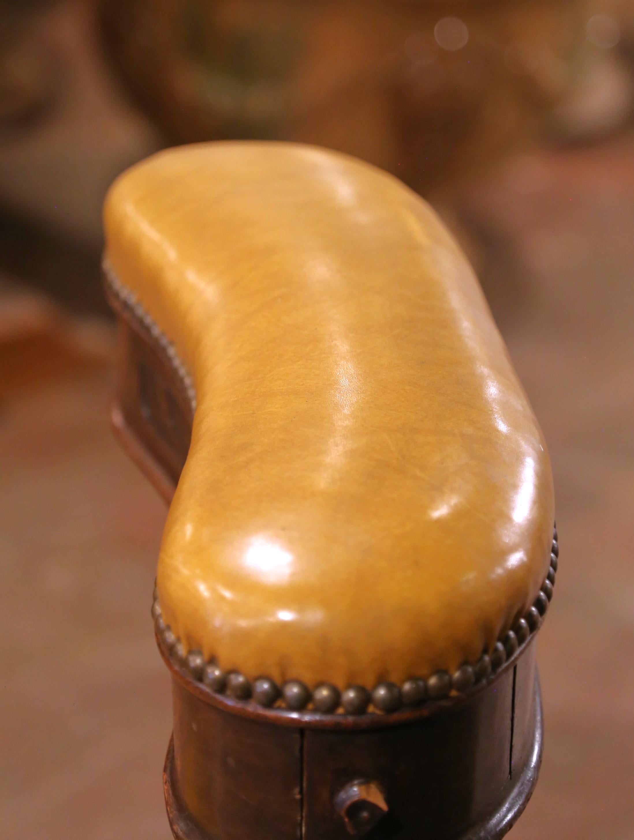 Chaise de fumeur en noyer et cuir du 19e siècle avec rangement pour cigares Excellent état - En vente à Dallas, TX