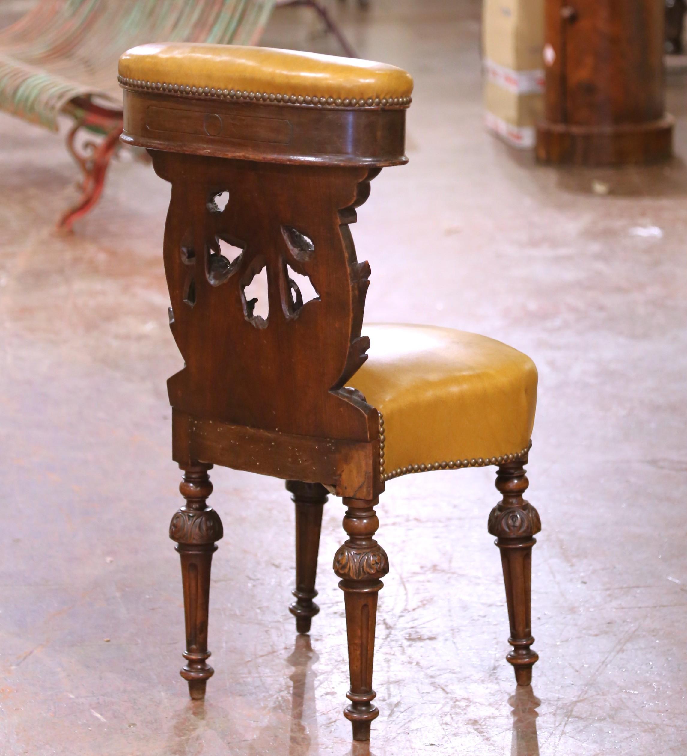 Chaise de fumeur en noyer et cuir du 19e siècle avec rangement pour cigares en vente 1