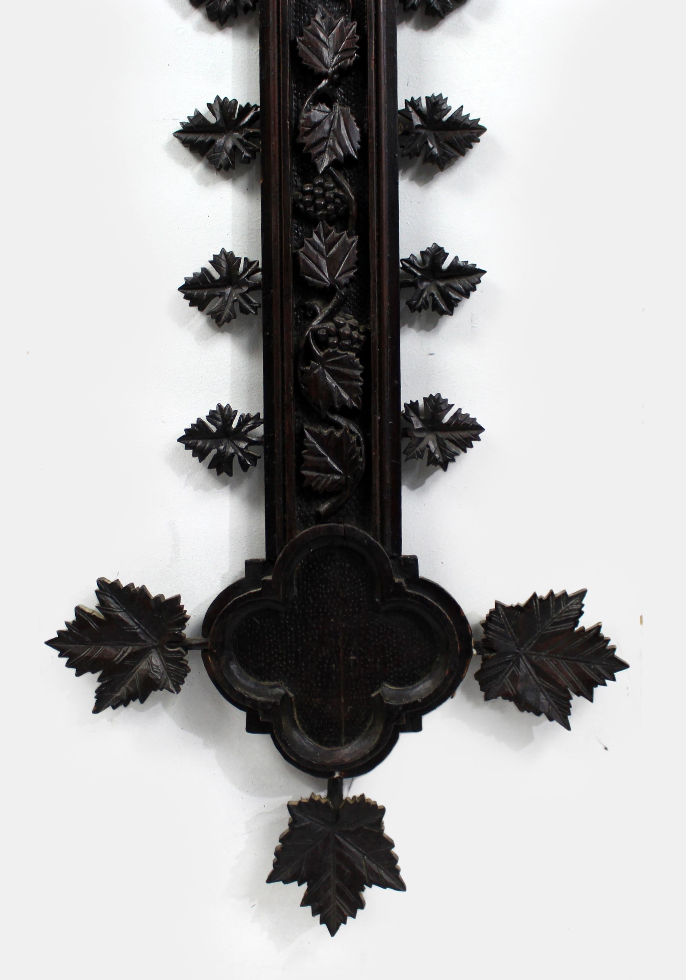 Croix murale du XIXe siècle, sculptée en Black Forest, avec plaque INRI dorée en vente 5