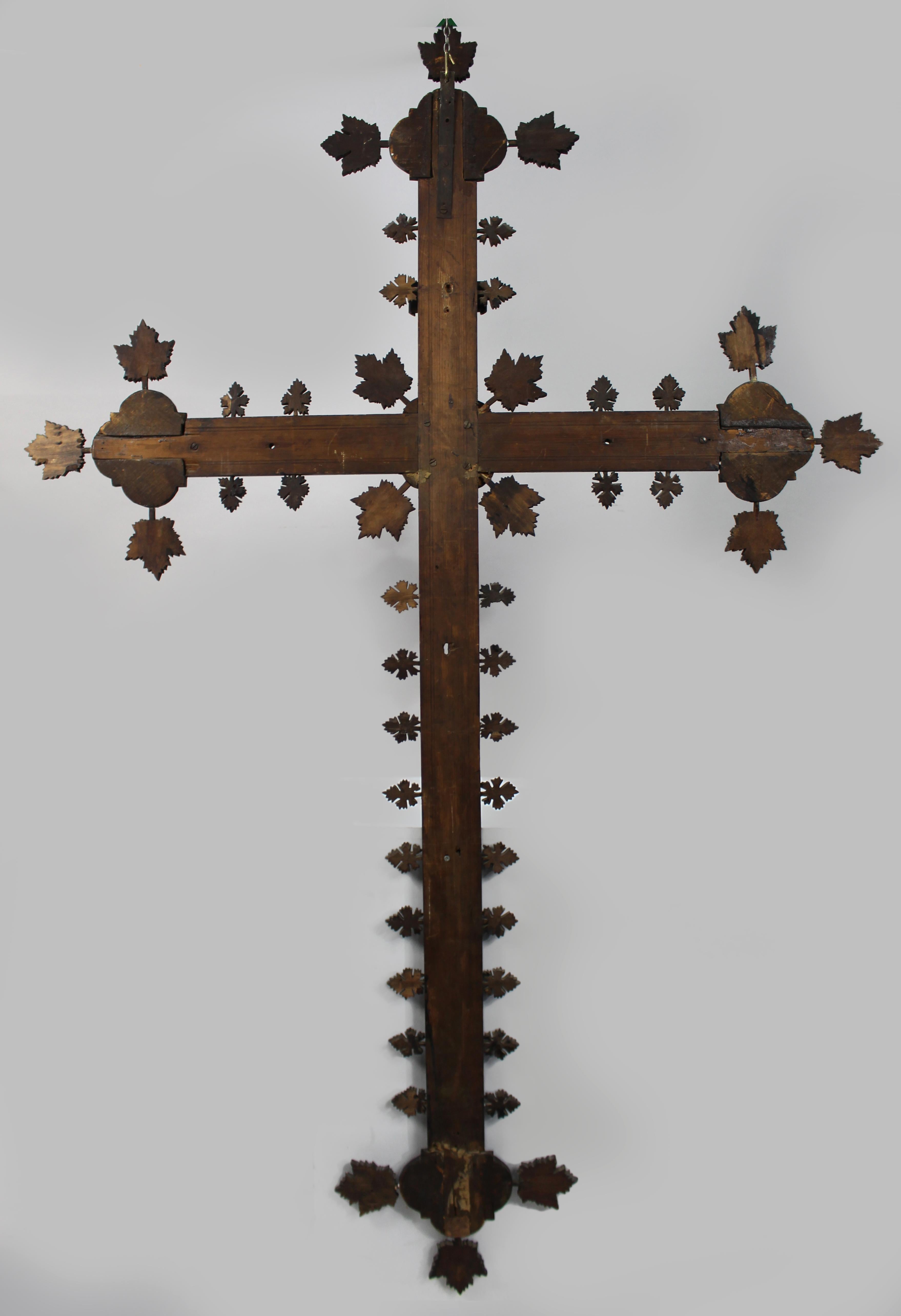 Croix murale du XIXe siècle, sculptée en Black Forest, avec plaque INRI dorée en vente 6