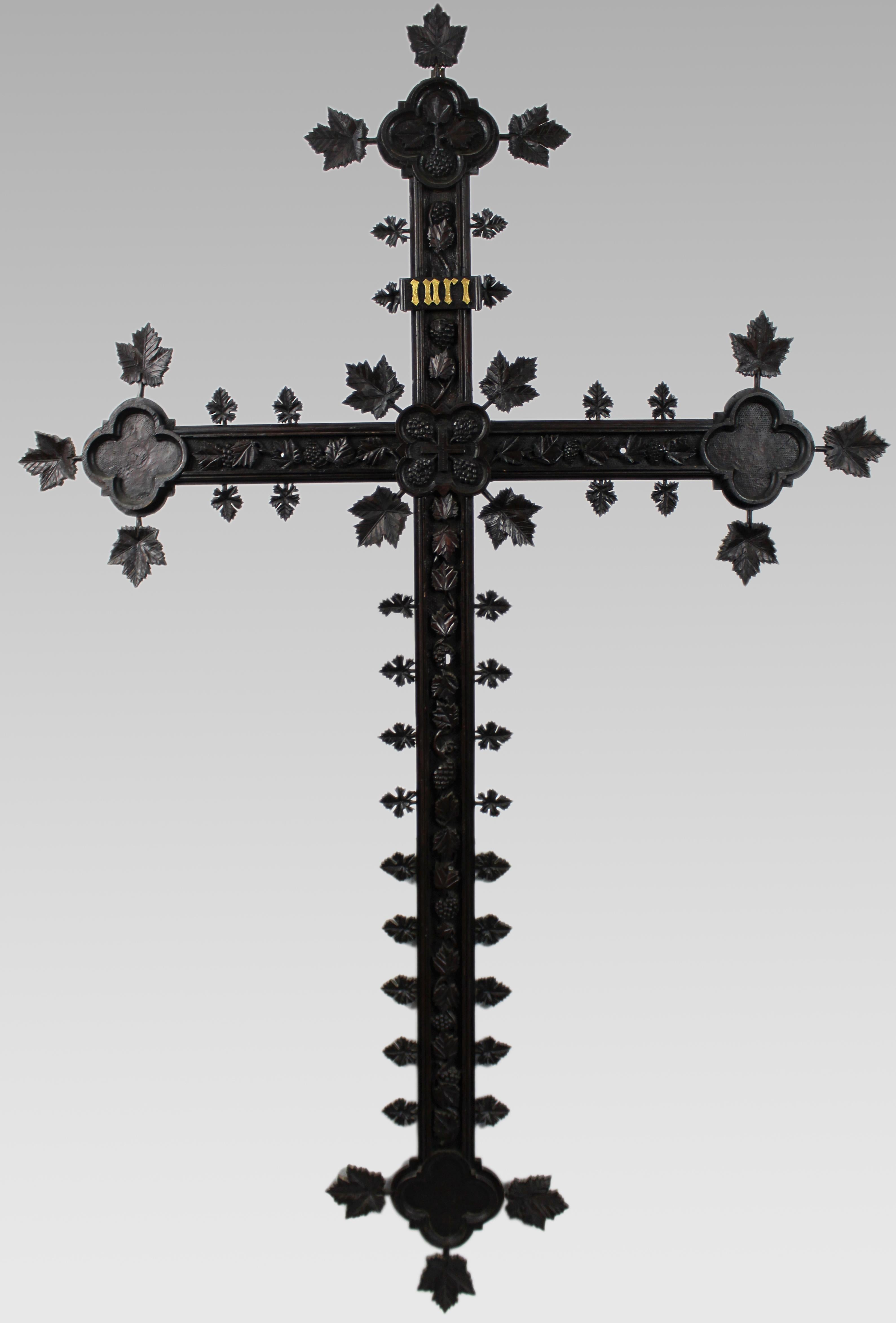 Monumentale croix murale du 19e siècle sculptée en forêt noire avec plaque INRI dorée

Une exceptionnelle et rare croix de la Forêt-Noire du XIXe siècle, sculptée à la main dans du bois dur et richement ornée de motifs religieux symboliques.