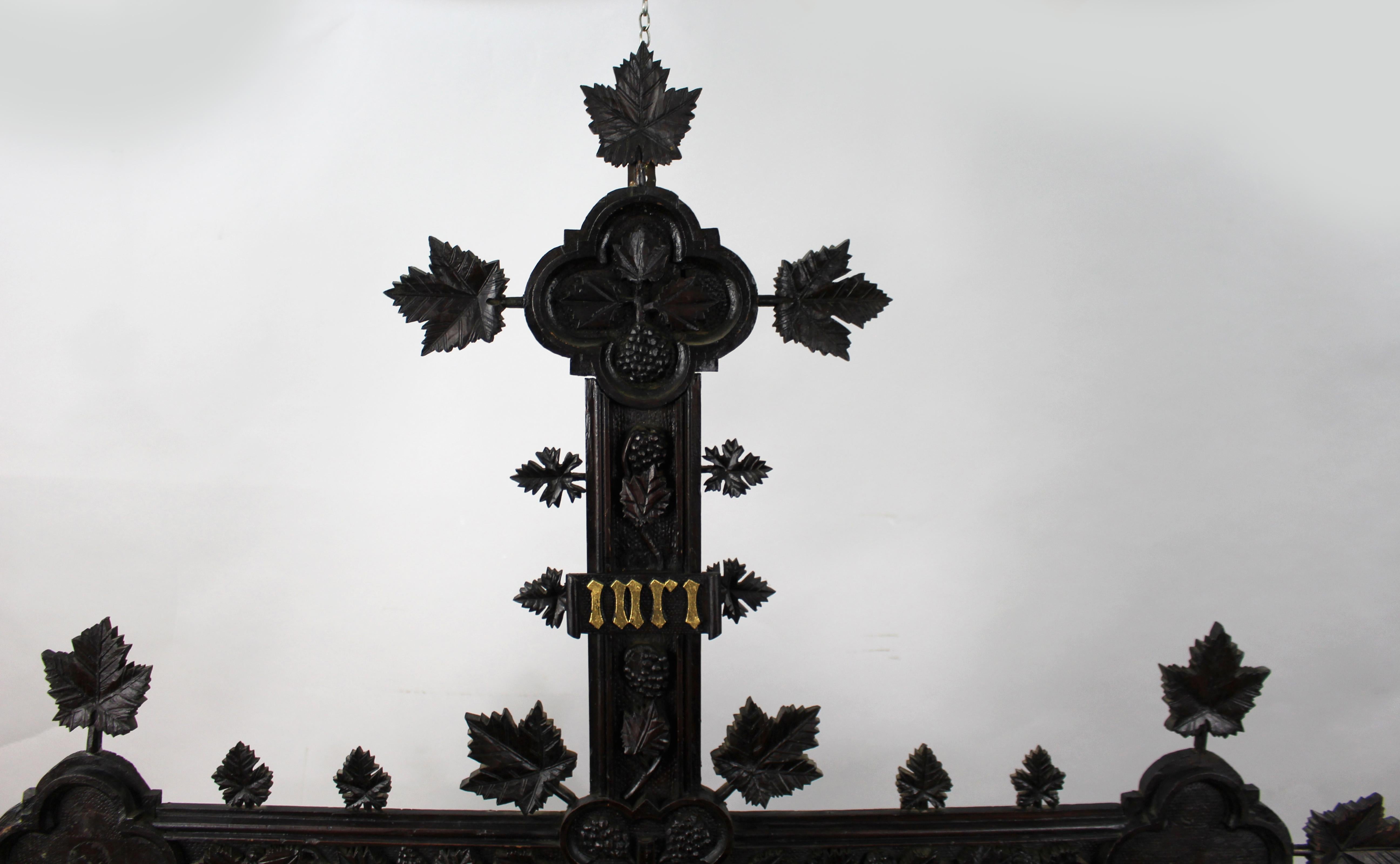 Allemand Croix murale du XIXe siècle, sculptée en Black Forest, avec plaque INRI dorée en vente