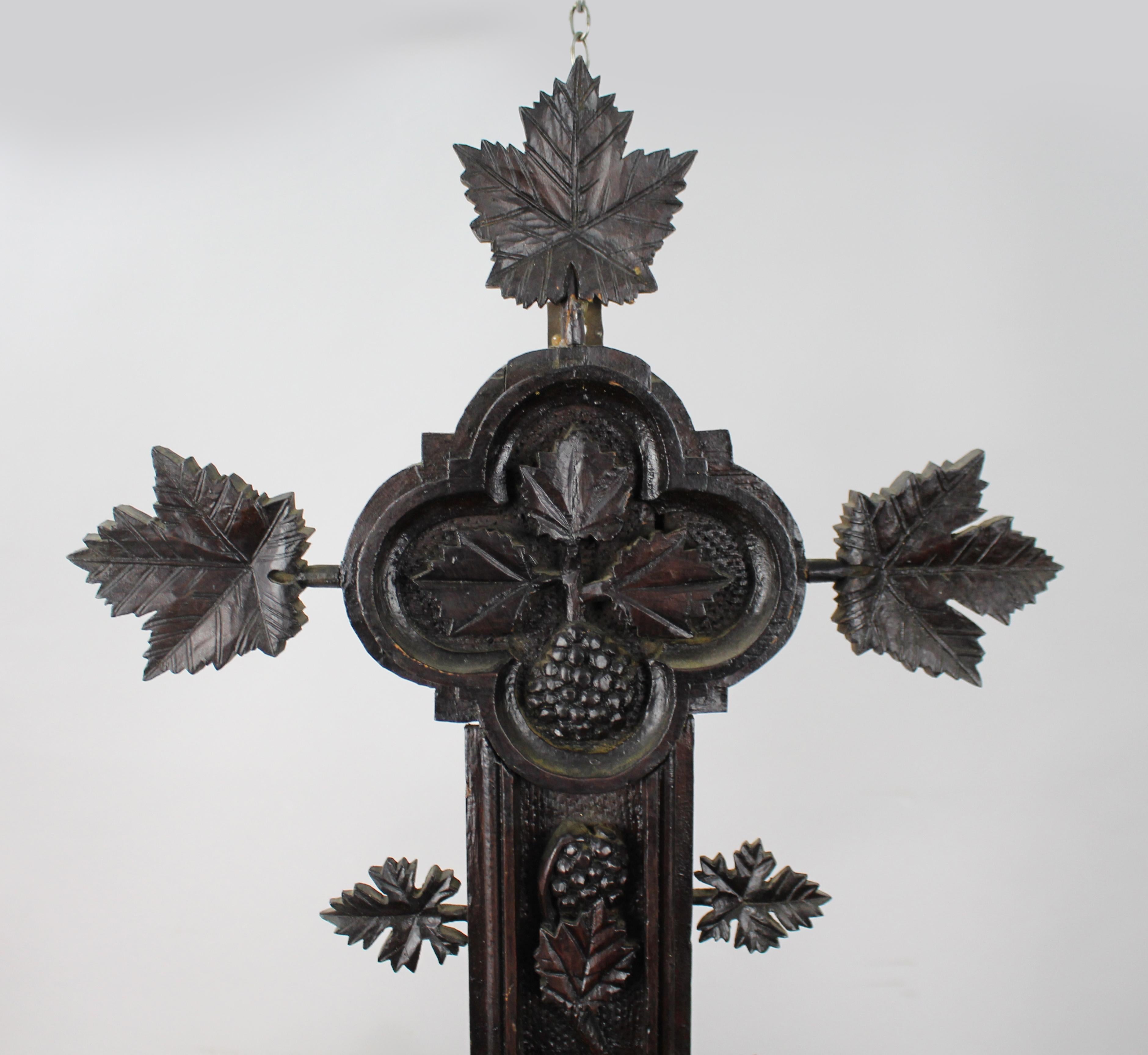 Croix murale du XIXe siècle, sculptée en Black Forest, avec plaque INRI dorée Bon état - En vente à Worcester, GB
