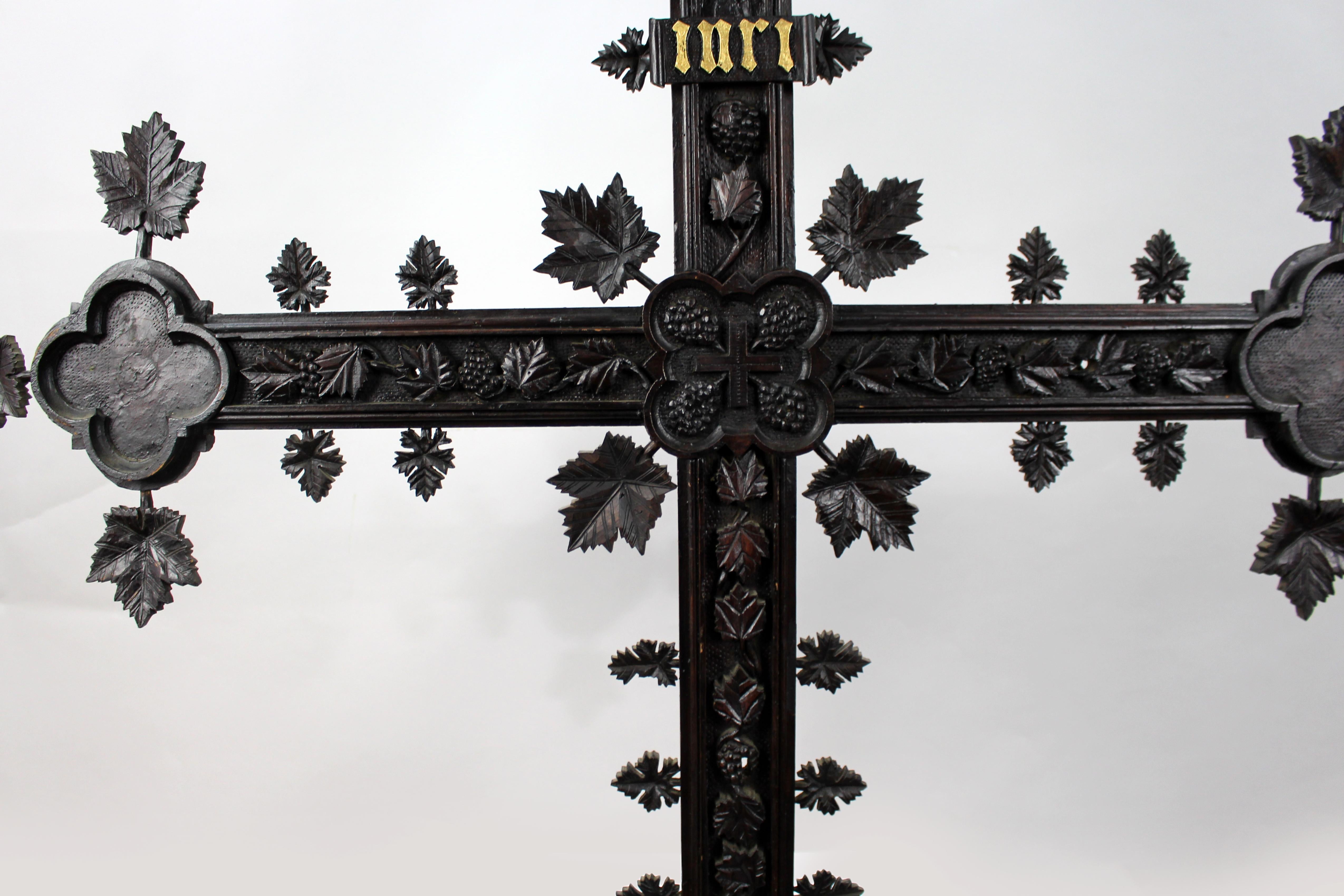 Chêne Croix murale du XIXe siècle, sculptée en Black Forest, avec plaque INRI dorée en vente