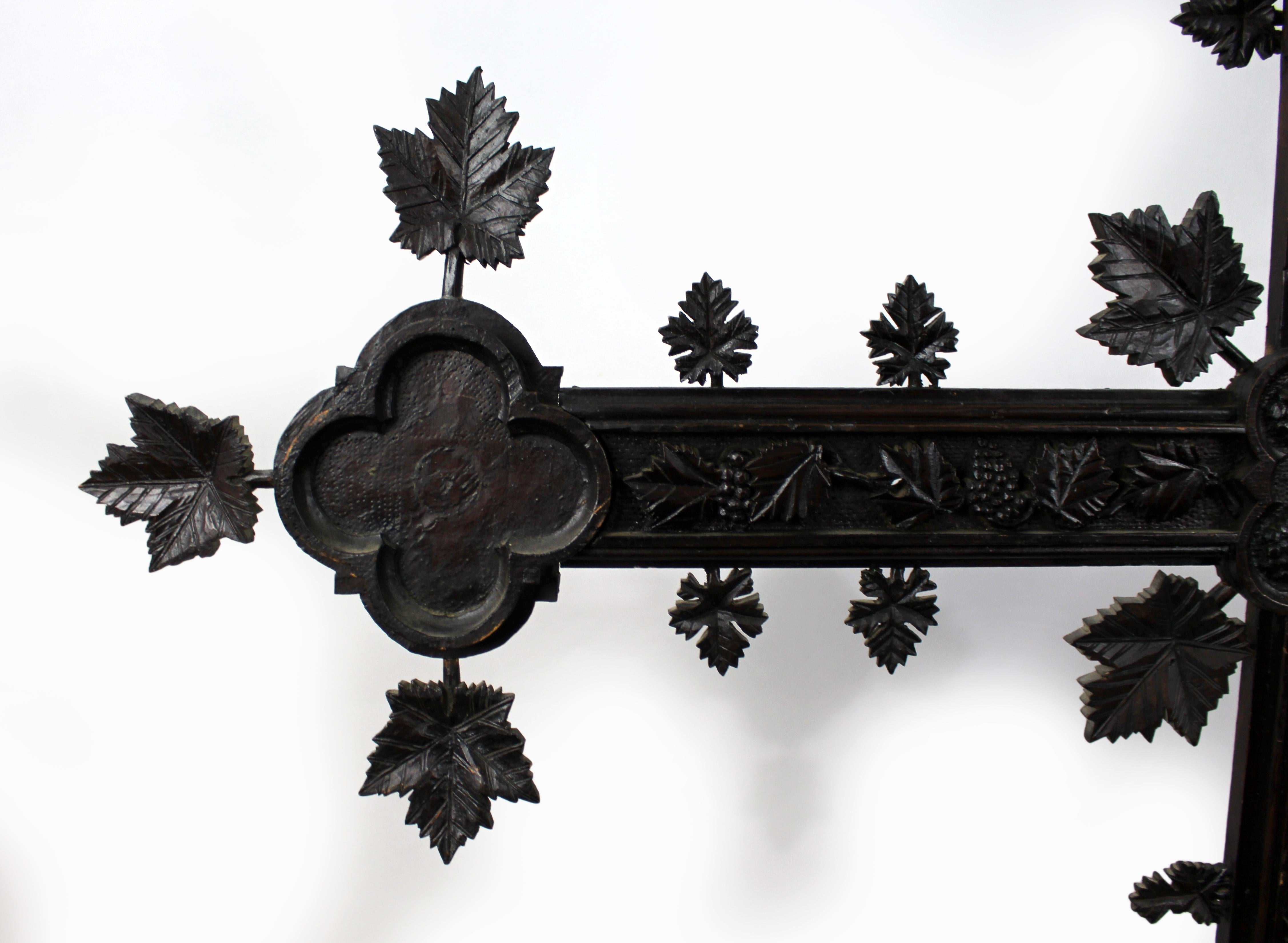 Croix murale du XIXe siècle, sculptée en Black Forest, avec plaque INRI dorée en vente 2