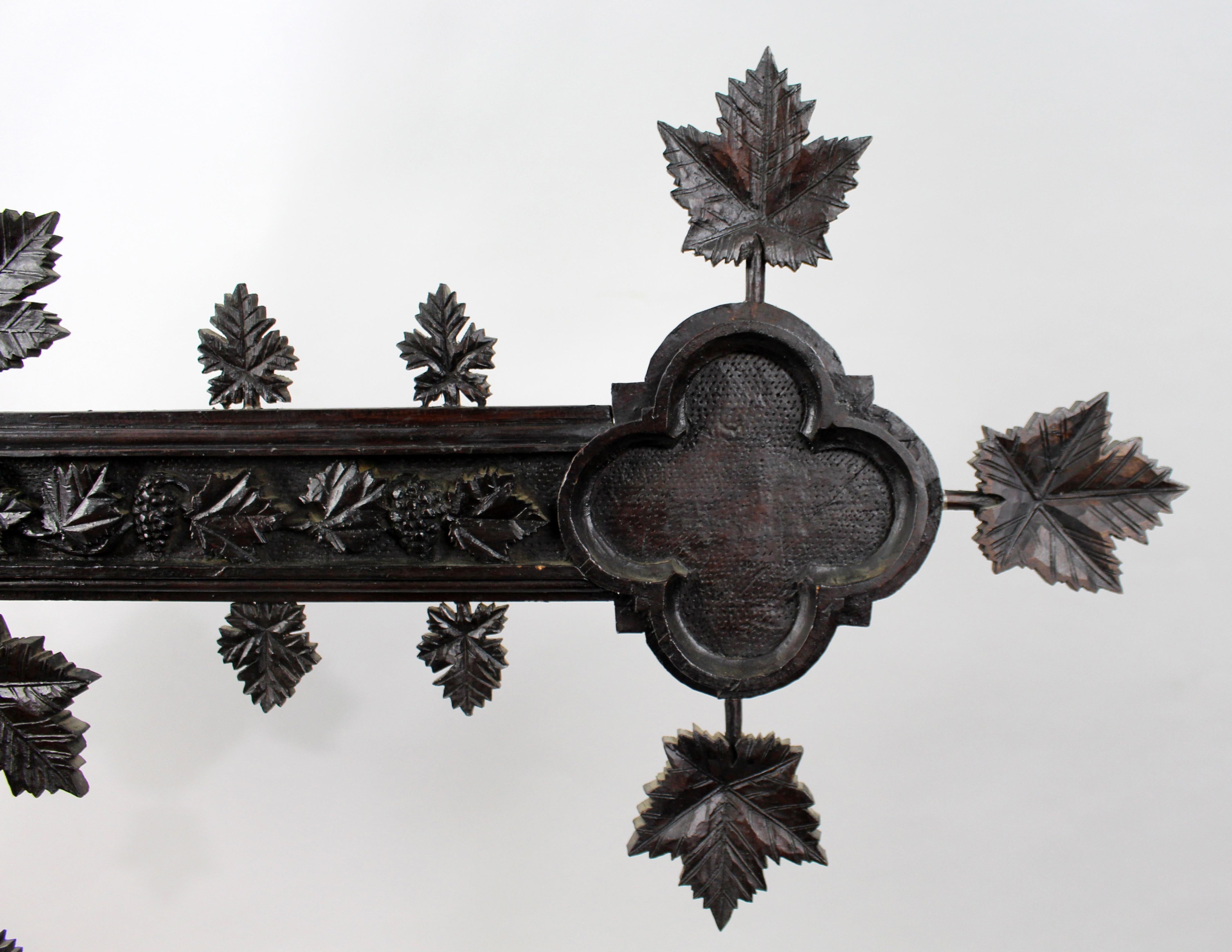 Croix murale du XIXe siècle, sculptée en Black Forest, avec plaque INRI dorée en vente 4