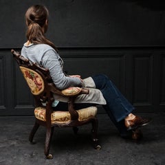 Poltrona imbottita in tessuto e noce intagliato della Black Forest svizzera del XIX secolo