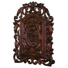 Black Forest Wandvitrine aus geschnitztem Nussbaum und Leder aus dem 19.