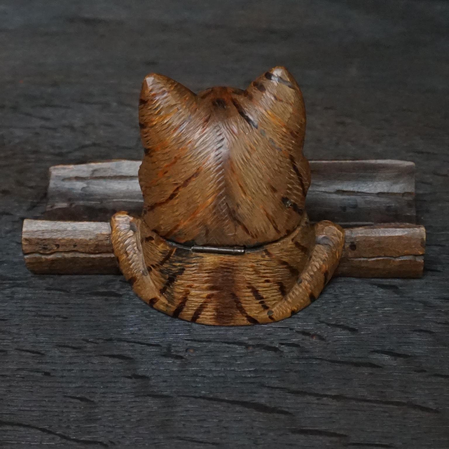 19th Century Black Forest Carved Walnut Dog and Cat Head Inkwells with Pen Rest For Sale 4