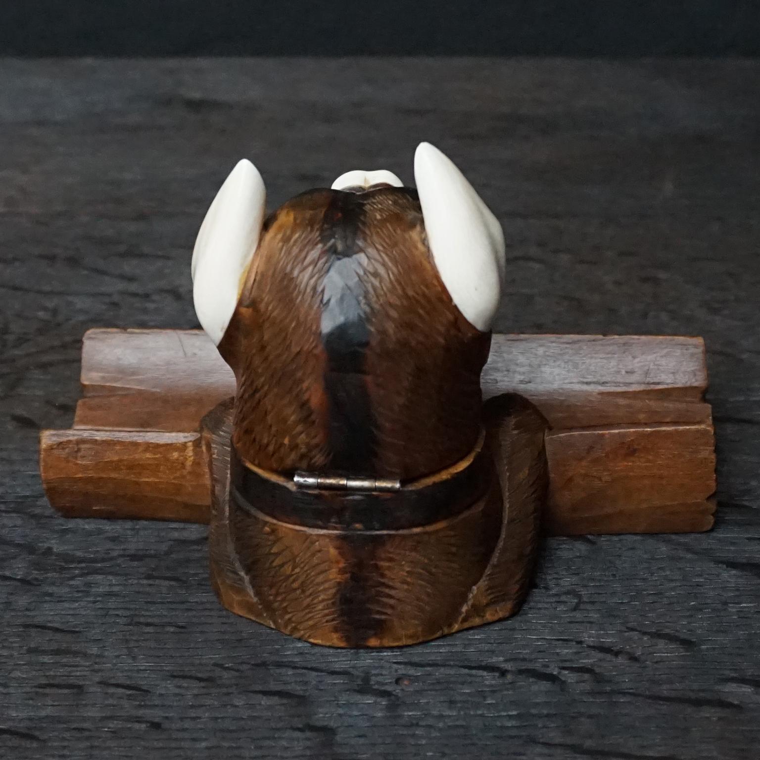 19th Century Black Forest Carved Walnut Dog and Cat Head Inkwells with Pen Rest For Sale 8