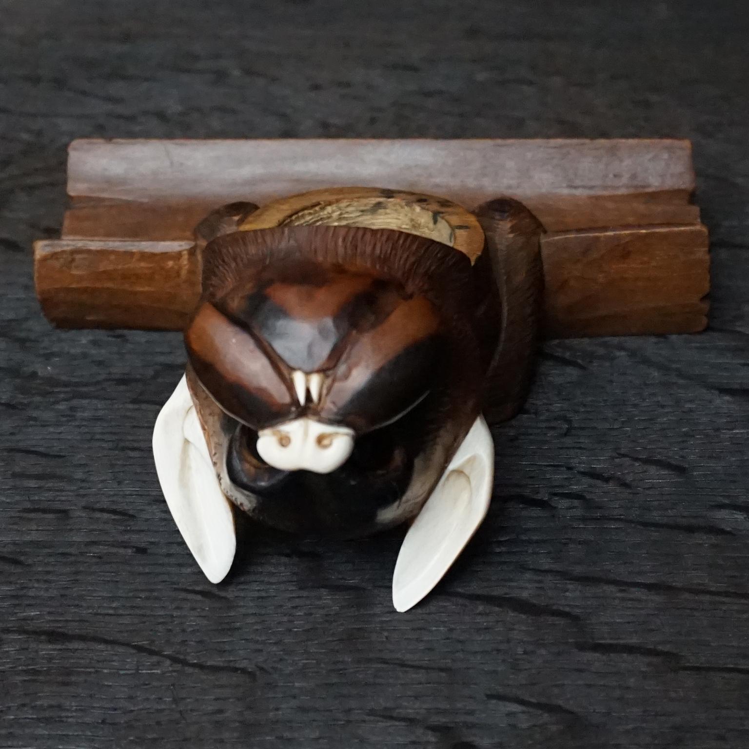 19th Century Black Forest Carved Walnut Dog and Cat Head Inkwells with Pen Rest For Sale 11