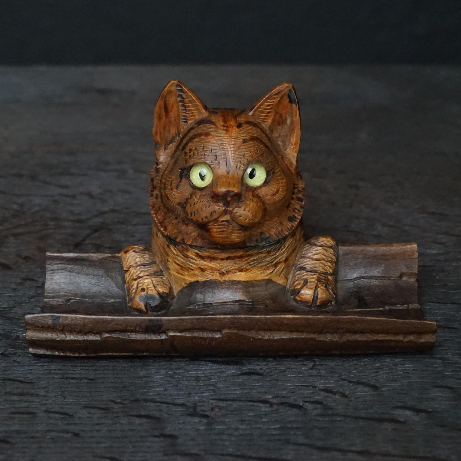 19th Century Black Forest Carved Walnut Dog and Cat Head Inkwells with Pen Rest In Good Condition For Sale In Haarlem, NL