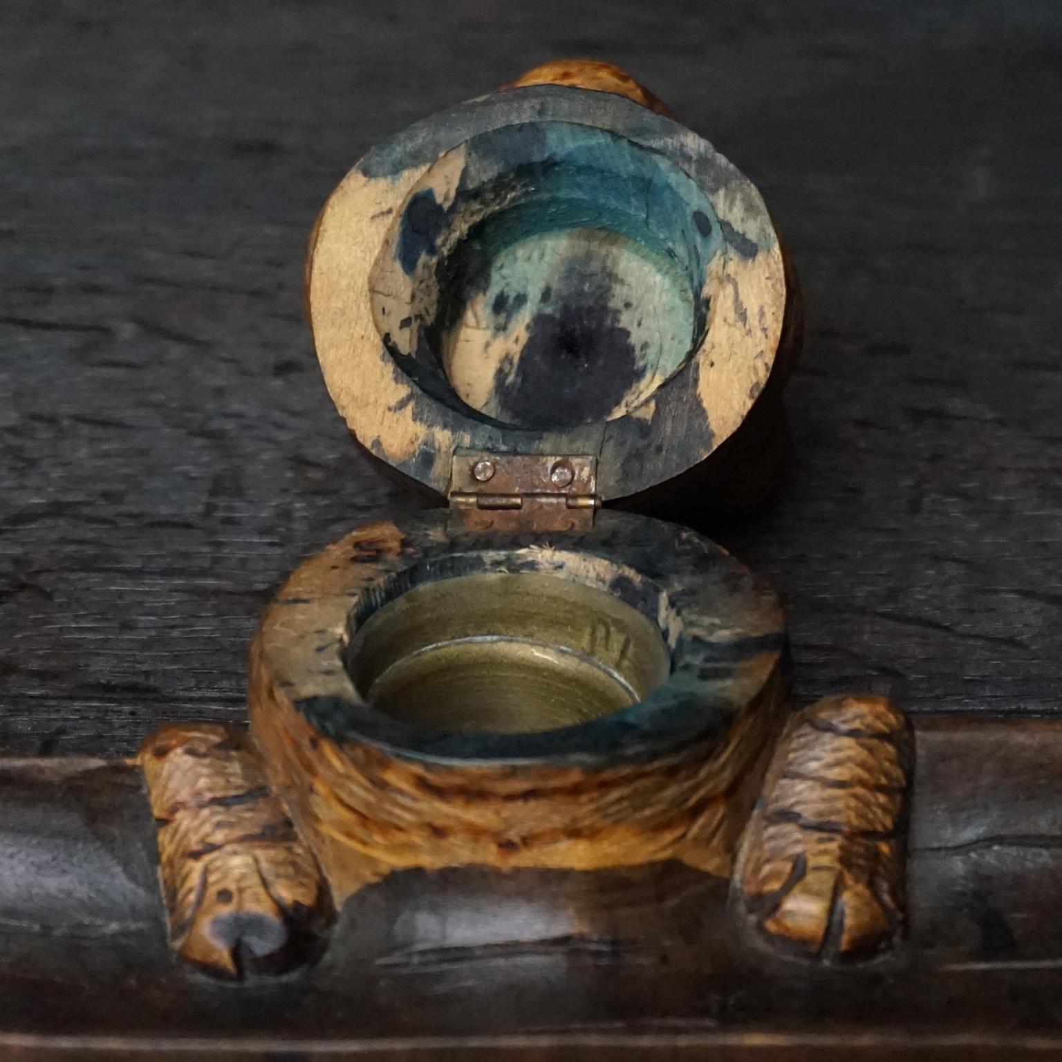 19th Century Black Forest Carved Walnut Dog and Cat Head Inkwells with Pen Rest For Sale 3