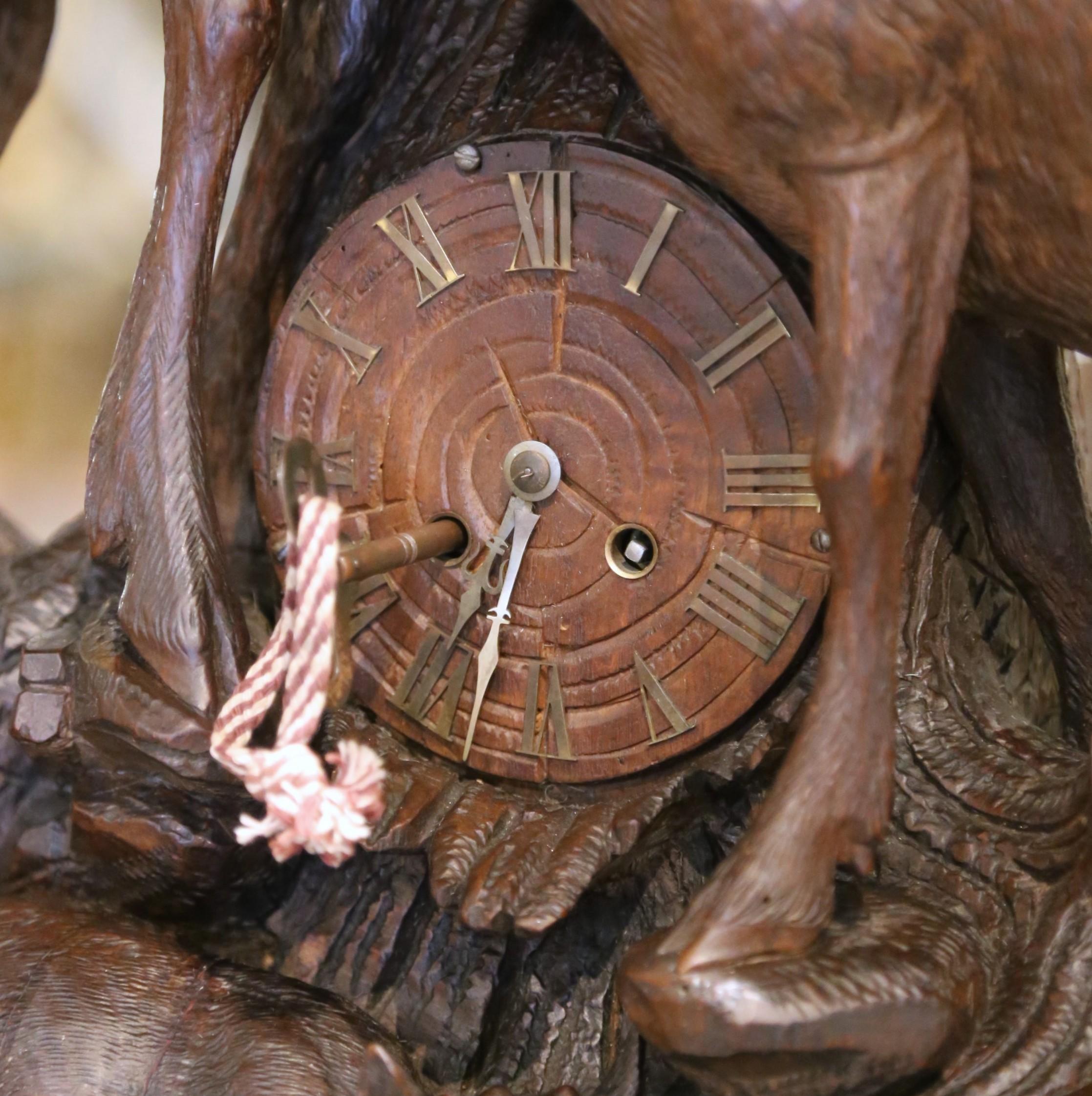 Horloge de cheminée figurative en noyer sculpté, cerf et chevreuil, 19e siècle en vente 2