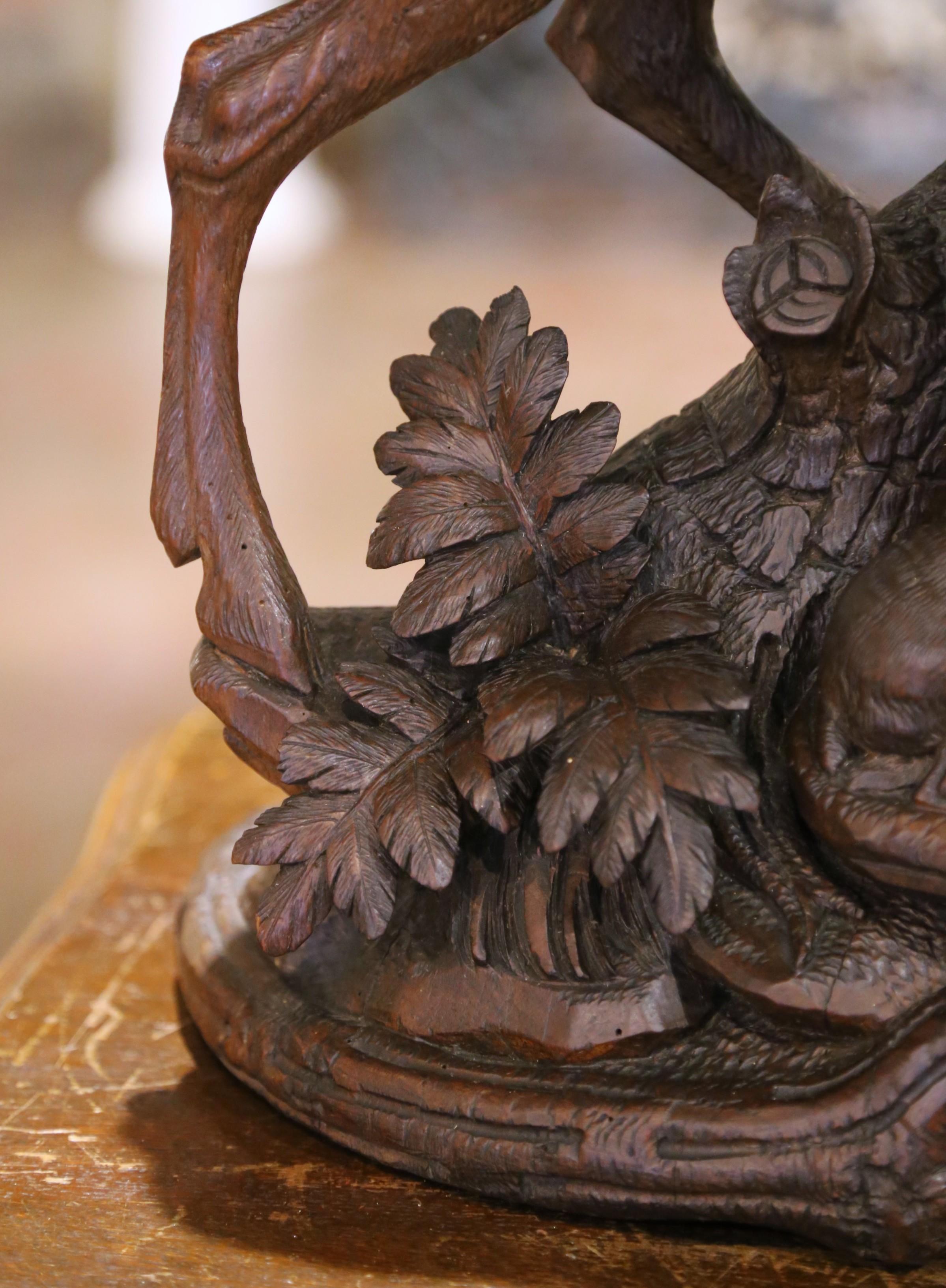 Horloge de cheminée figurative en noyer sculpté, cerf et chevreuil, 19e siècle en vente 3