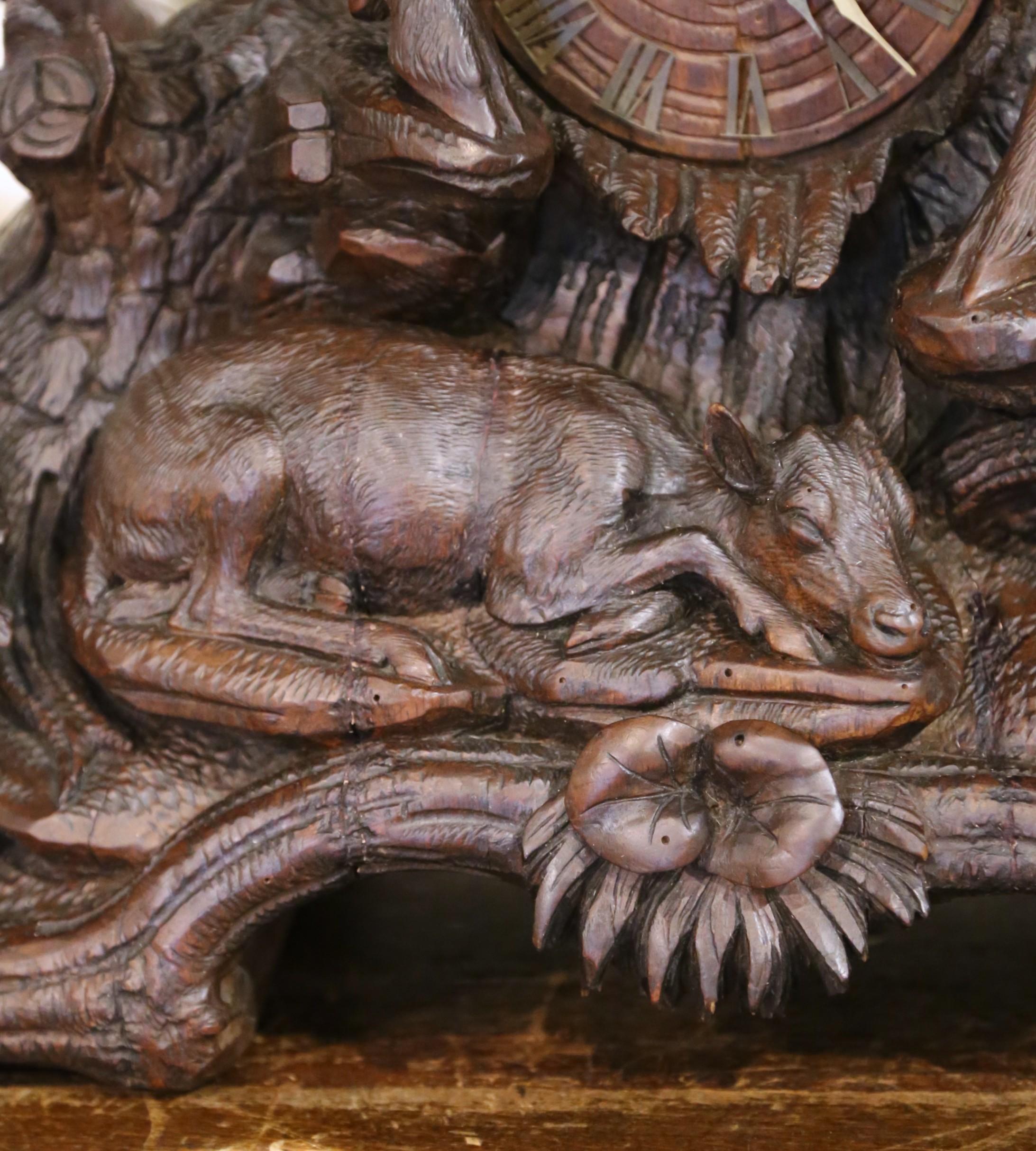 Horloge de cheminée figurative en noyer sculpté, cerf et chevreuil, 19e siècle en vente 4