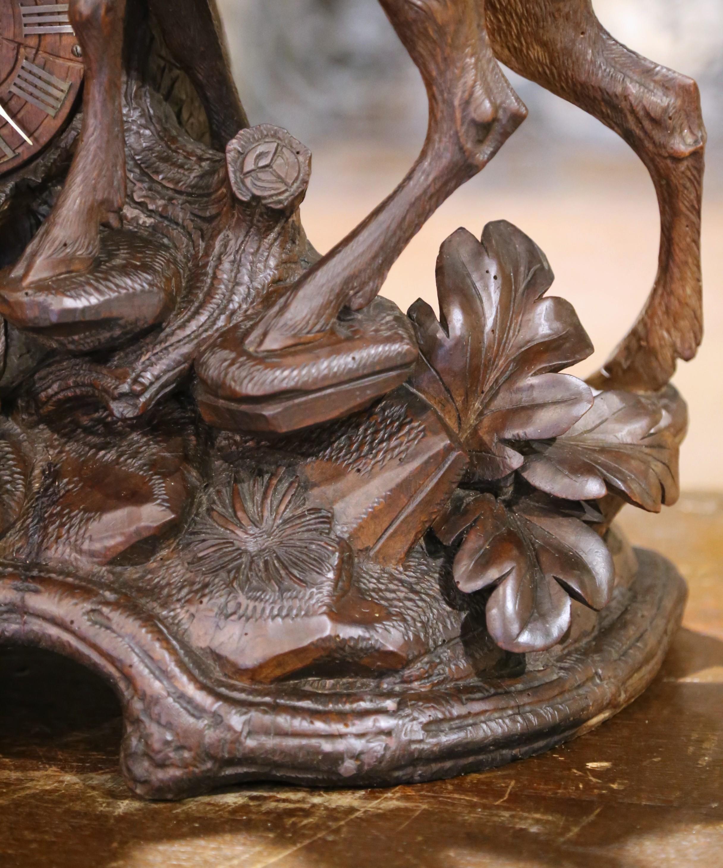 Horloge de cheminée figurative en noyer sculpté, cerf et chevreuil, 19e siècle en vente 5
