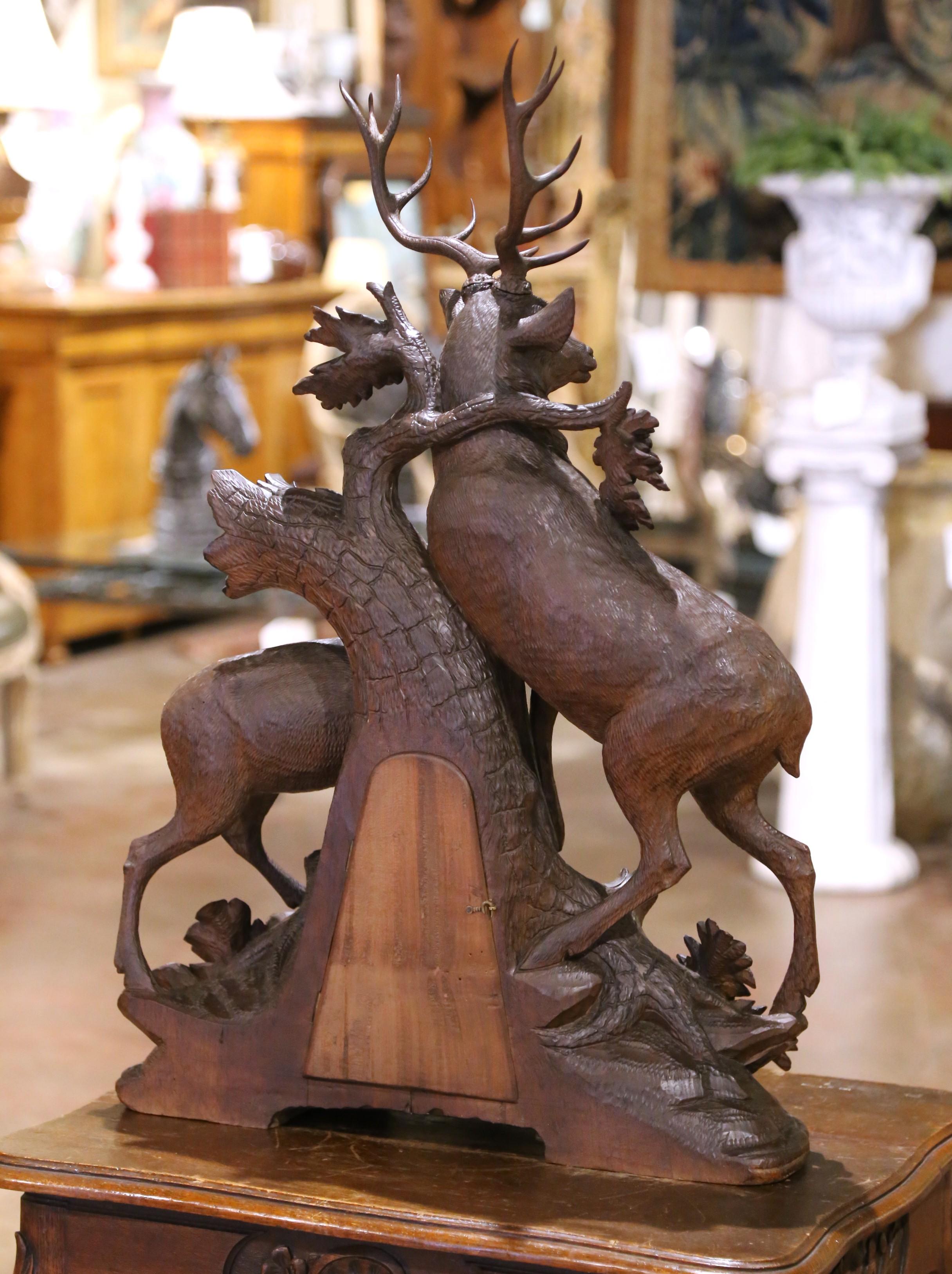 Horloge de cheminée figurative en noyer sculpté, cerf et chevreuil, 19e siècle en vente 6