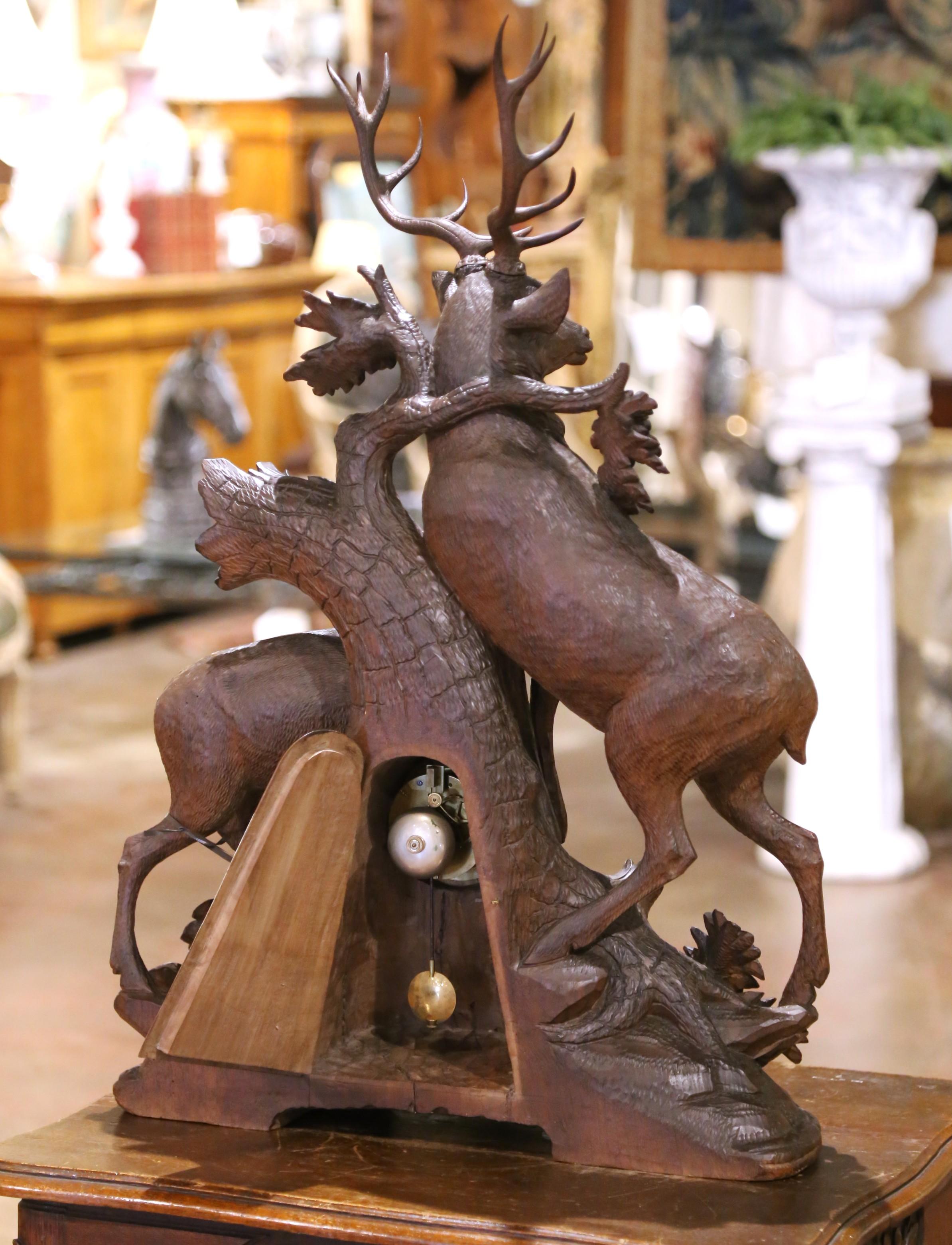 Horloge de cheminée figurative en noyer sculpté, cerf et chevreuil, 19e siècle en vente 7
