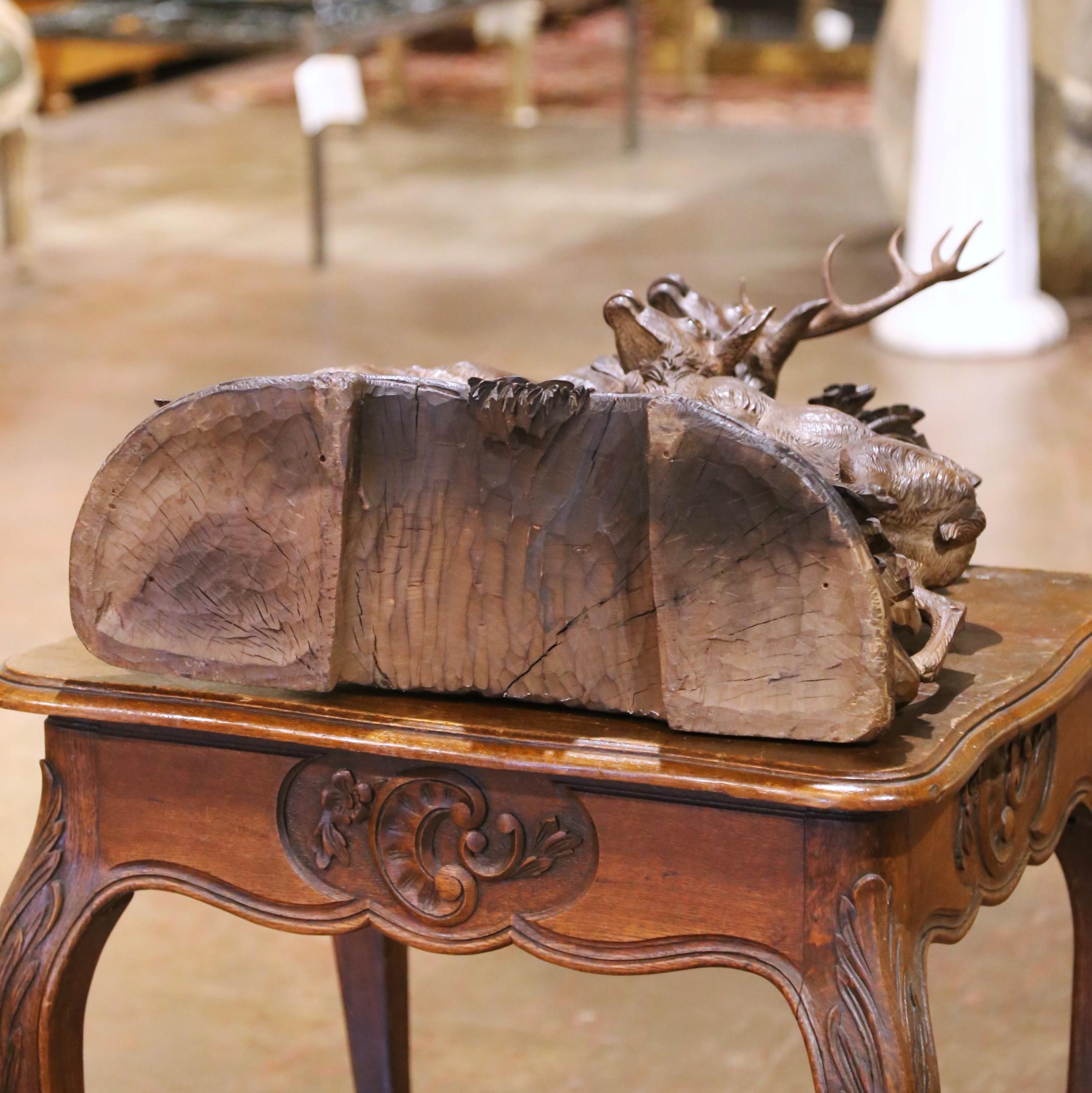Horloge de cheminée figurative en noyer sculpté, cerf et chevreuil, 19e siècle en vente 8