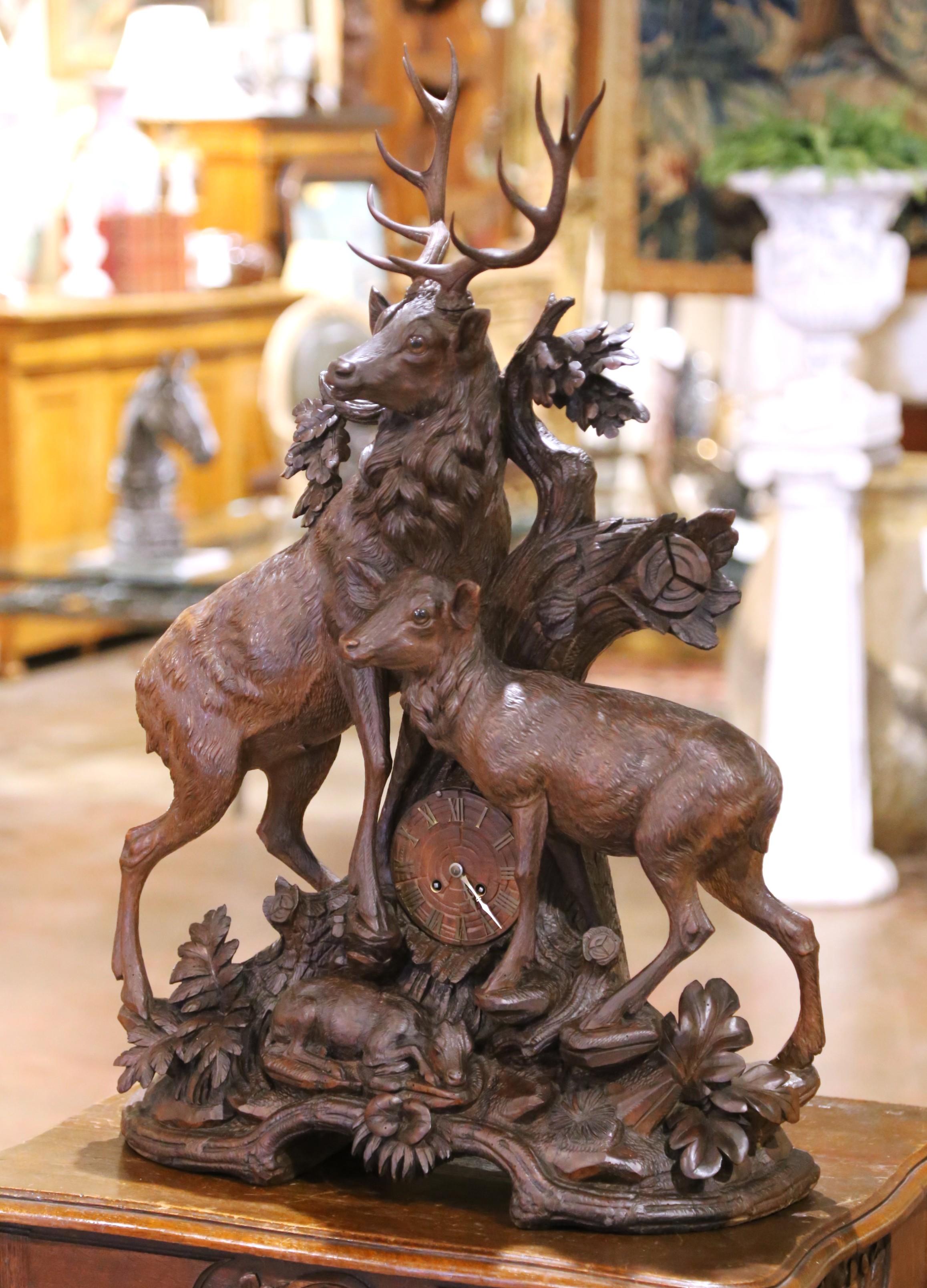 Forêt-Noire Horloge de cheminée figurative en noyer sculpté, cerf et chevreuil, 19e siècle en vente