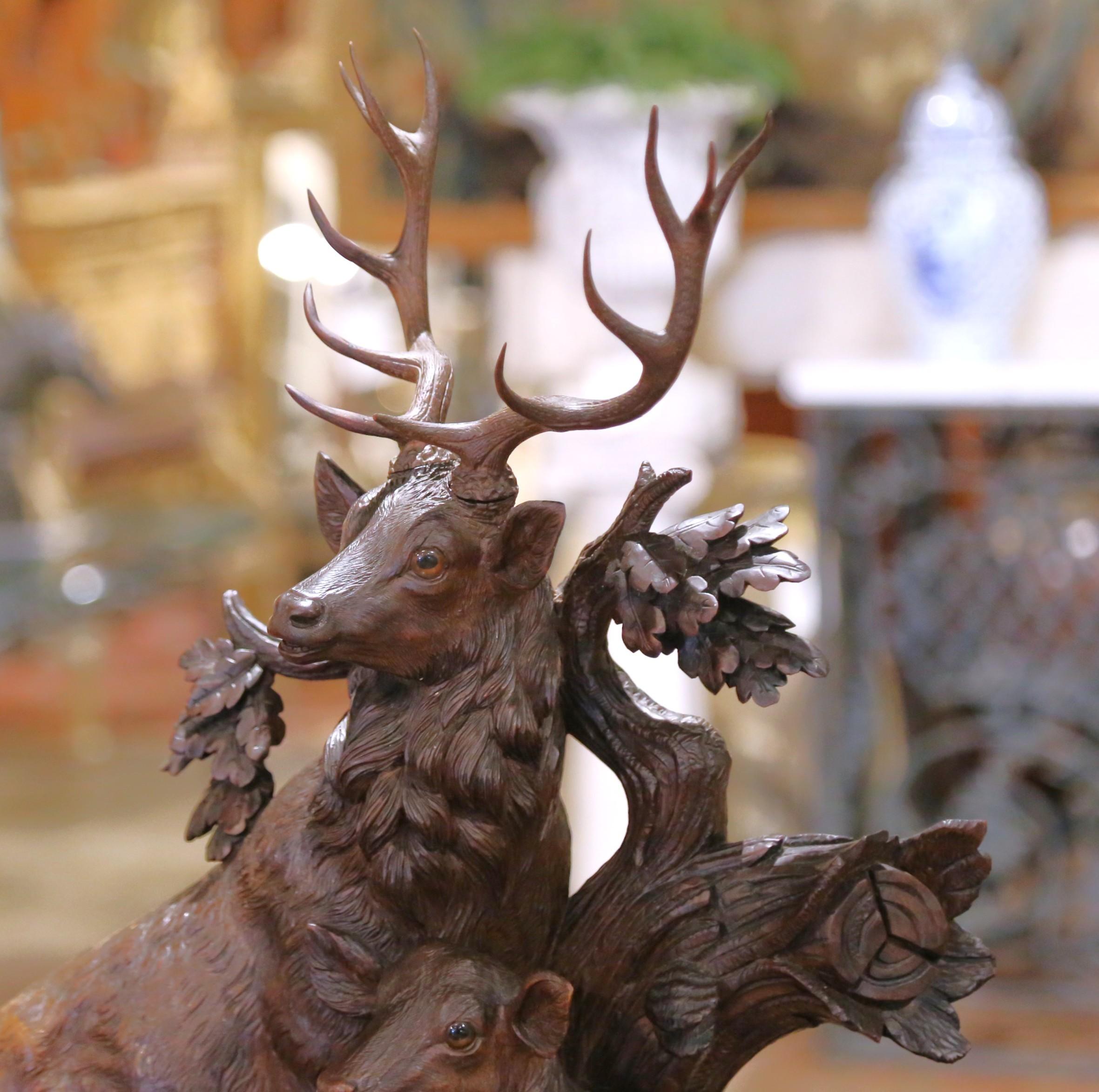 Suisse Horloge de cheminée figurative en noyer sculpté, cerf et chevreuil, 19e siècle en vente