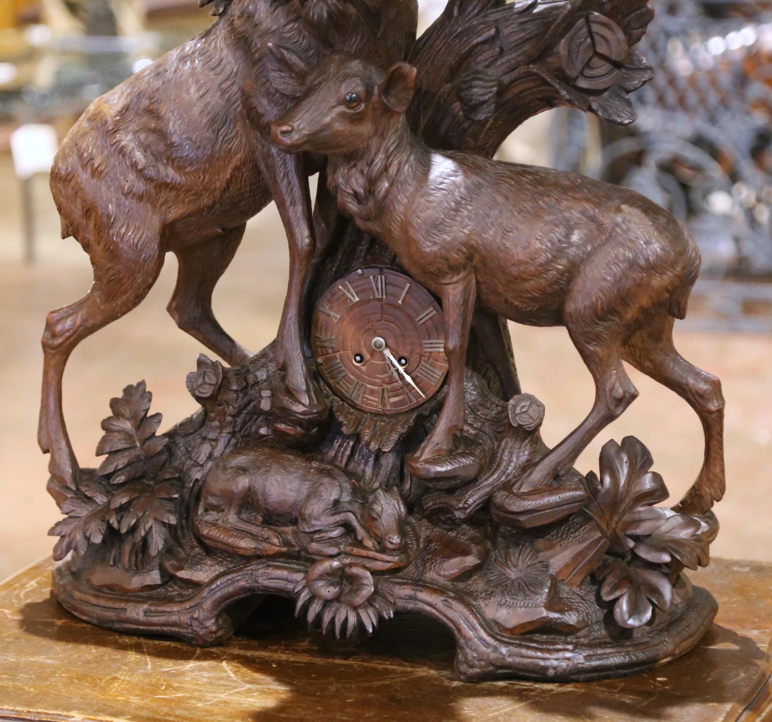 Sculpté à la main Horloge de cheminée figurative en noyer sculpté, cerf et chevreuil, 19e siècle en vente