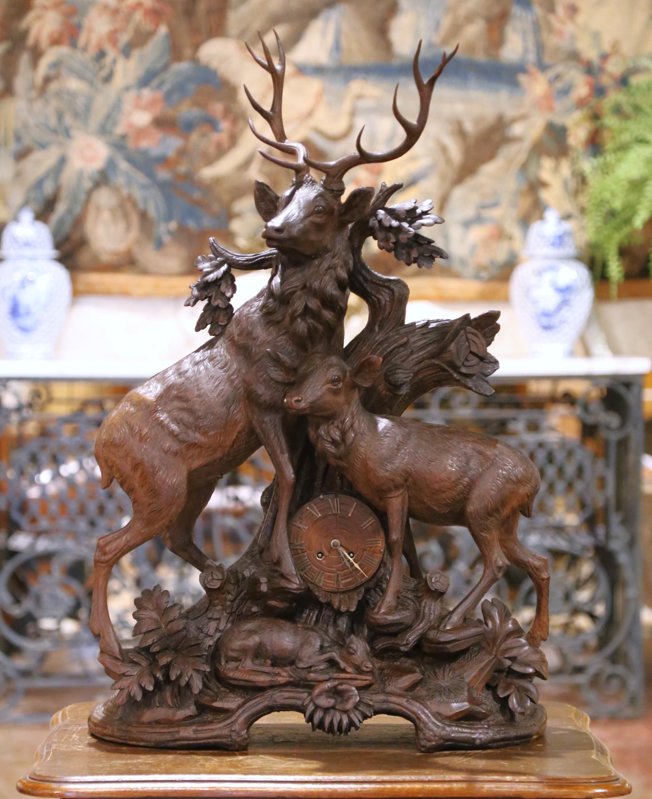 Horloge de cheminée figurative en noyer sculpté, cerf et chevreuil, 19e siècle Excellent état - En vente à Dallas, TX