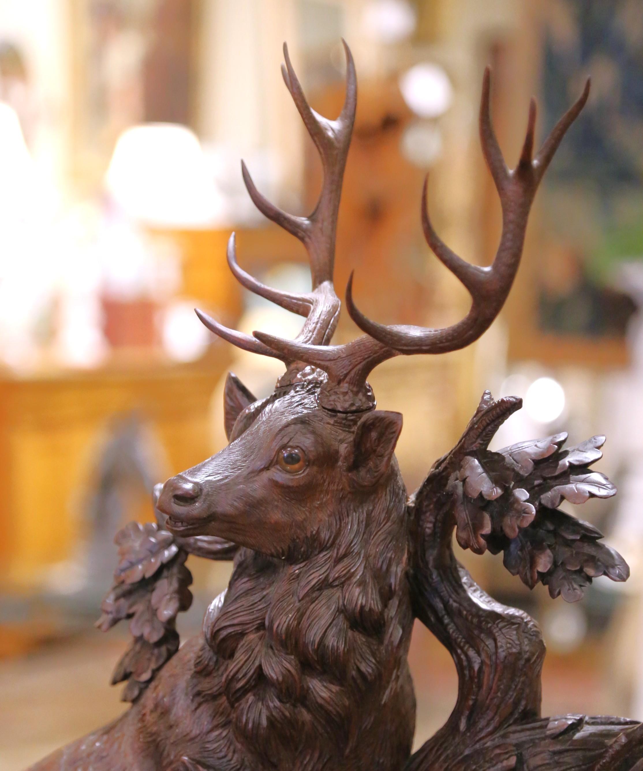 XIXe siècle Horloge de cheminée figurative en noyer sculpté, cerf et chevreuil, 19e siècle en vente
