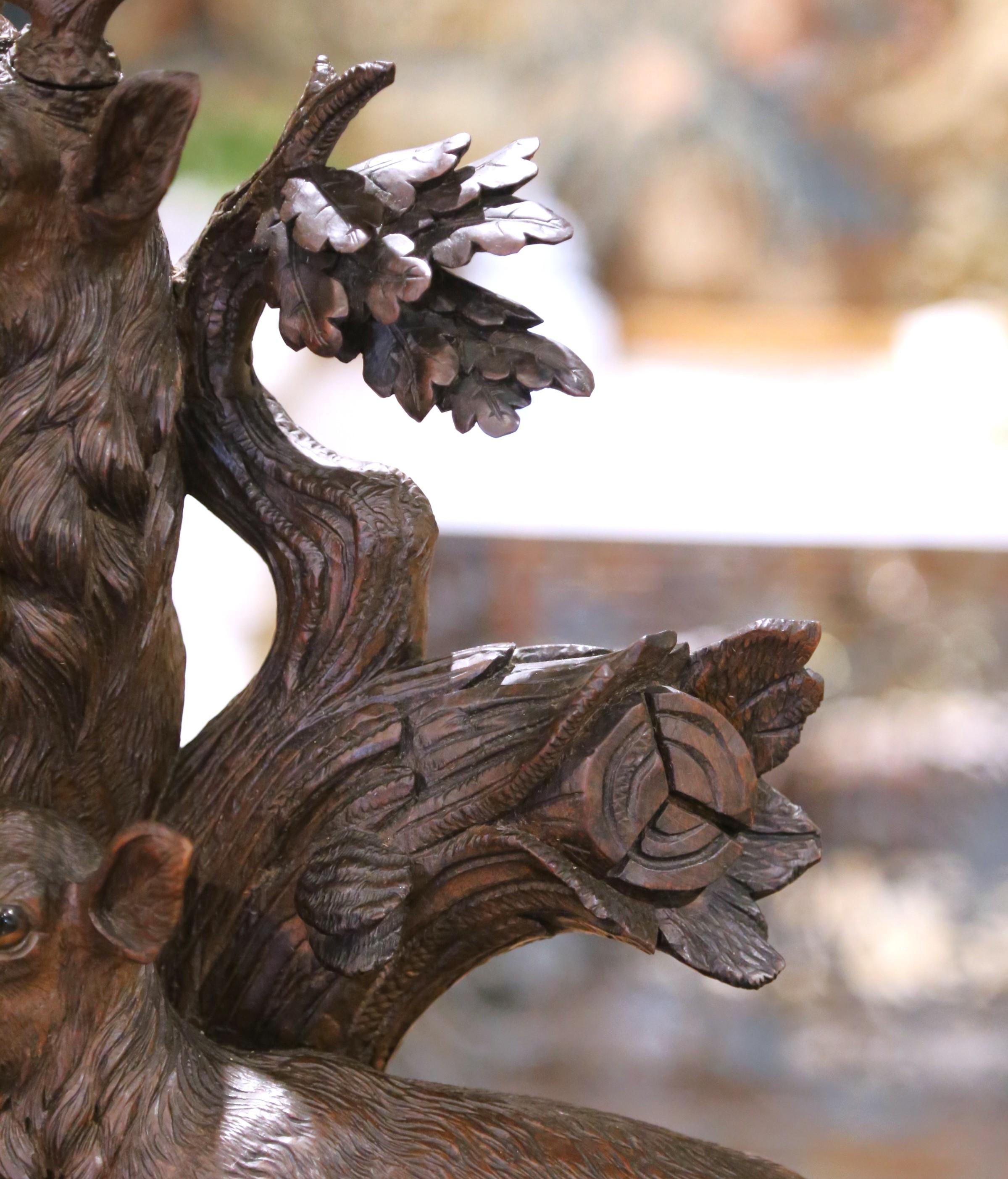 Noyer Horloge de cheminée figurative en noyer sculpté, cerf et chevreuil, 19e siècle en vente