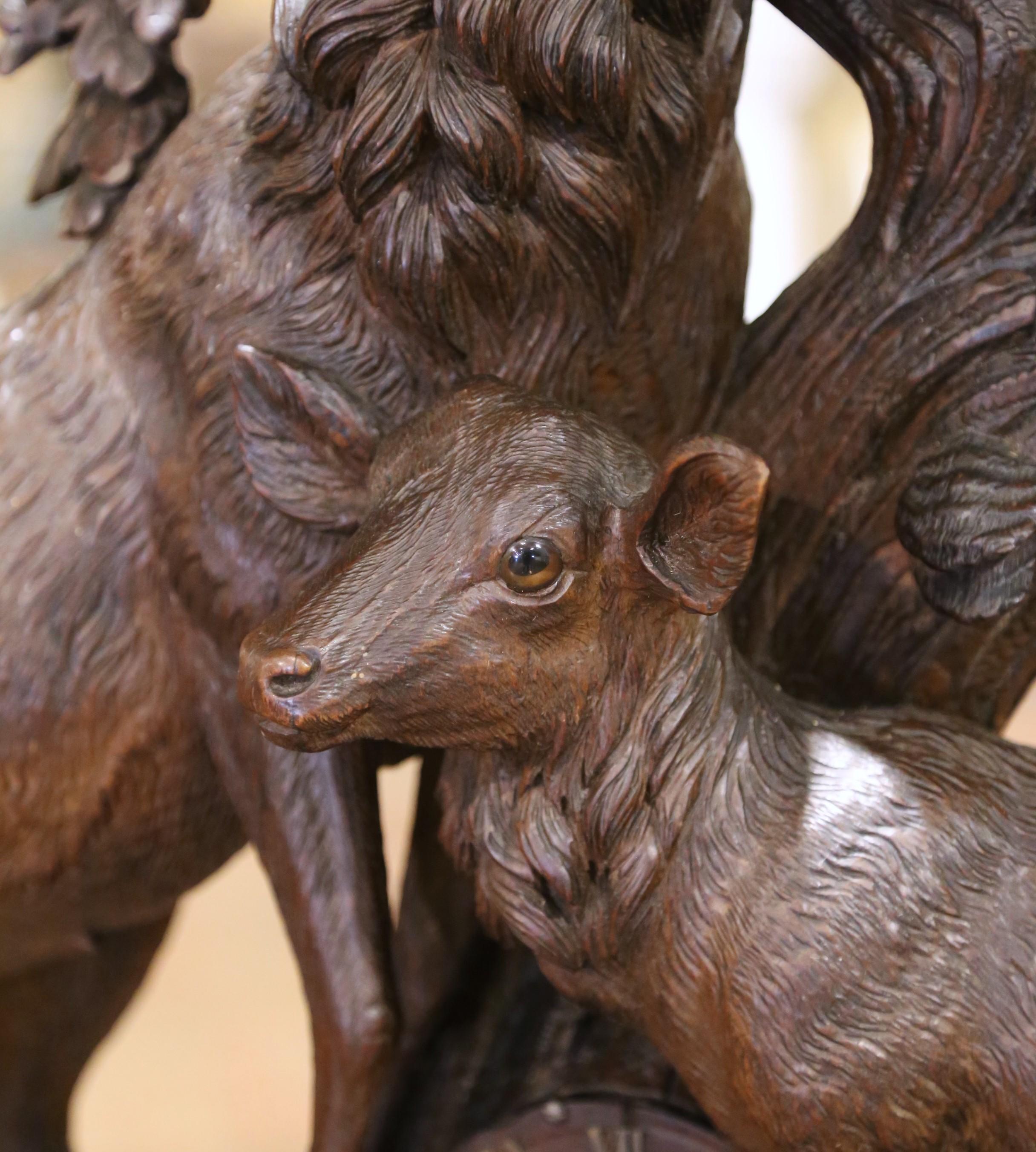 Horloge de cheminée figurative en noyer sculpté, cerf et chevreuil, 19e siècle en vente 1