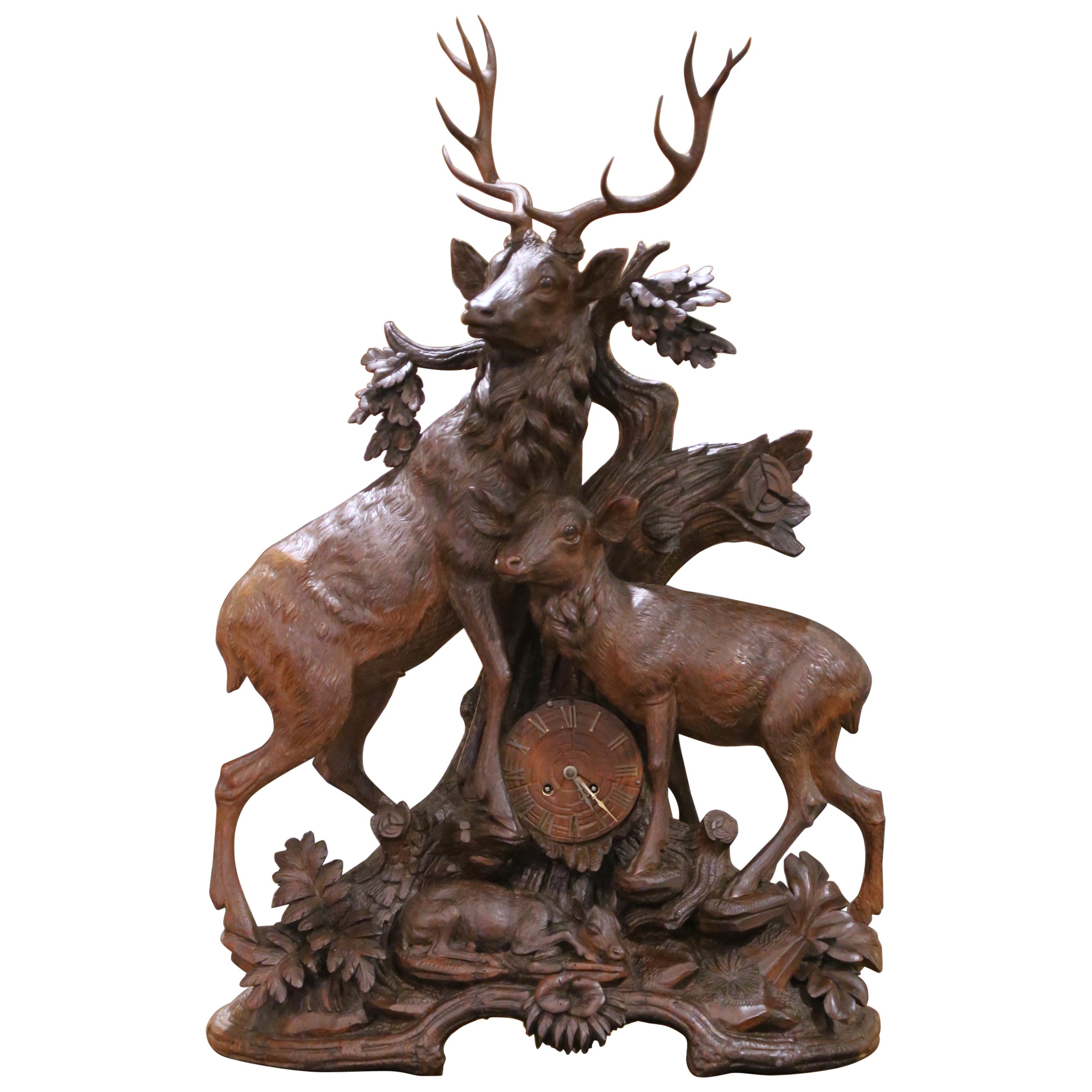 Horloge de cheminée figurative en noyer sculpté, cerf et chevreuil, 19e siècle en vente