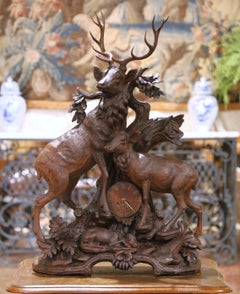 Orologio da parete in legno di noce intagliato del XIX secolo di Black Forest con cervo e cerbiatto