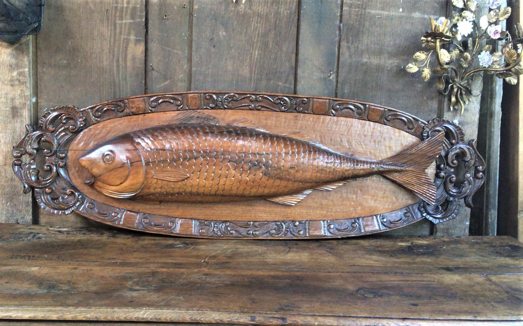 Oversize and spectacular 19th century Black Forest carved wood trophy wall plaque with a large fish.
Beautiful carved border with acanthus leaves.
Measure: Length / 45.5 inches.