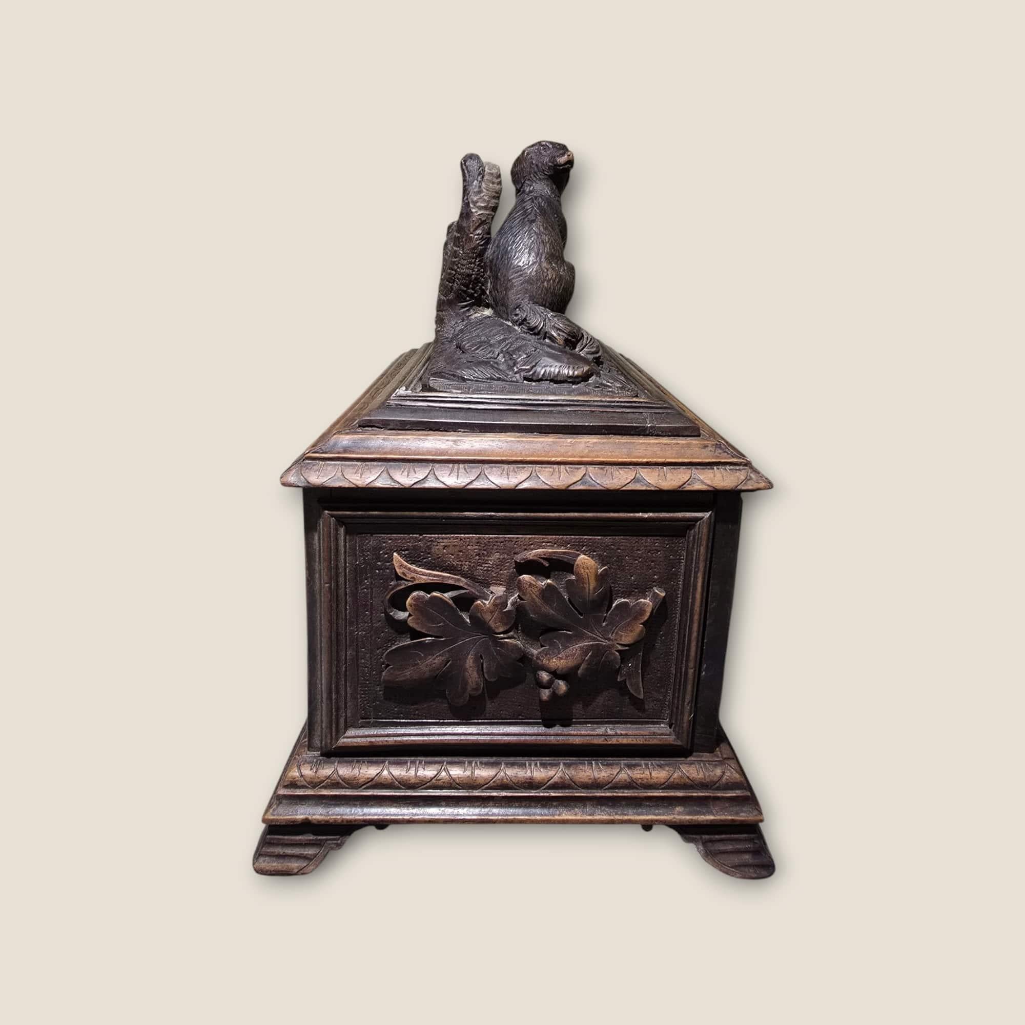 Boîte à cigares Black Forest du 19e siècle - Wood Wood sculpté à la main en vente 5