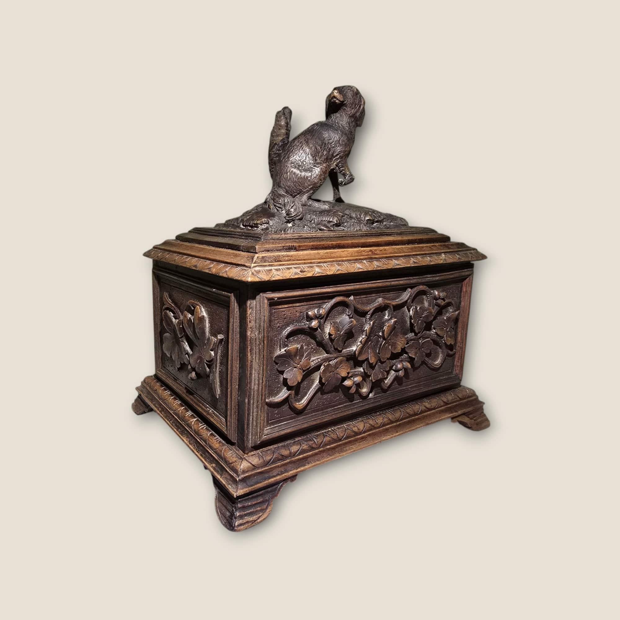 Boîte à cigares Black Forest du 19e siècle - Wood Wood sculpté à la main en vente 6