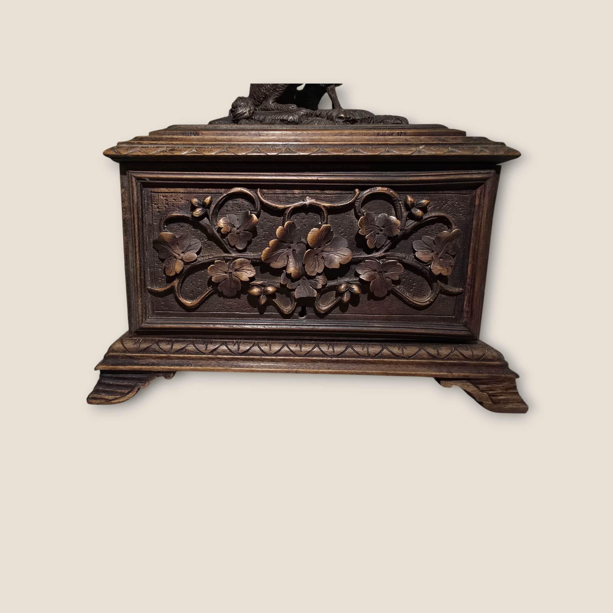 Boîte à cigares Black Forest du 19e siècle - Wood Wood sculpté à la main en vente 8