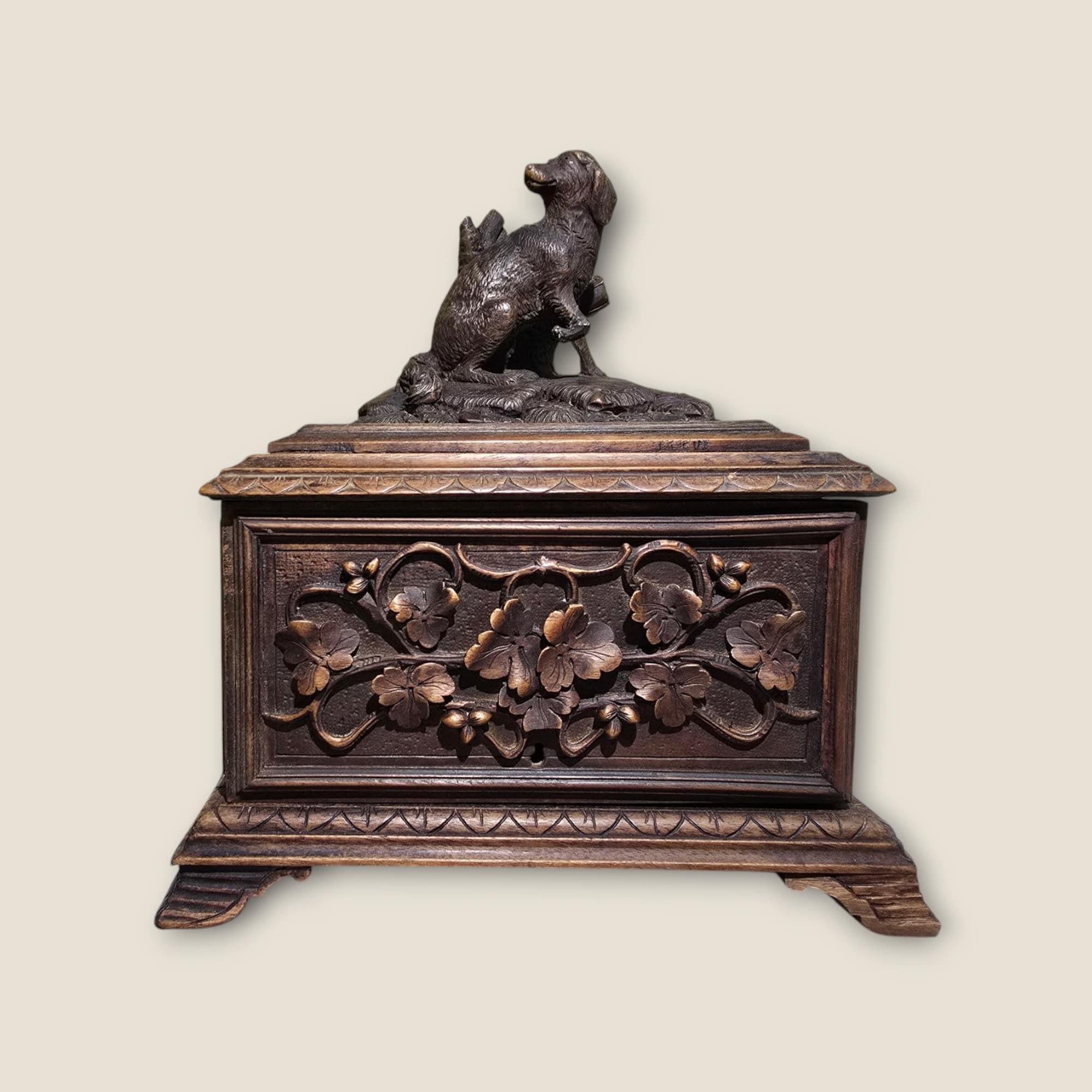 Boîte à cigares Black Forest du 19e siècle - Wood Wood sculpté à la main en vente 9