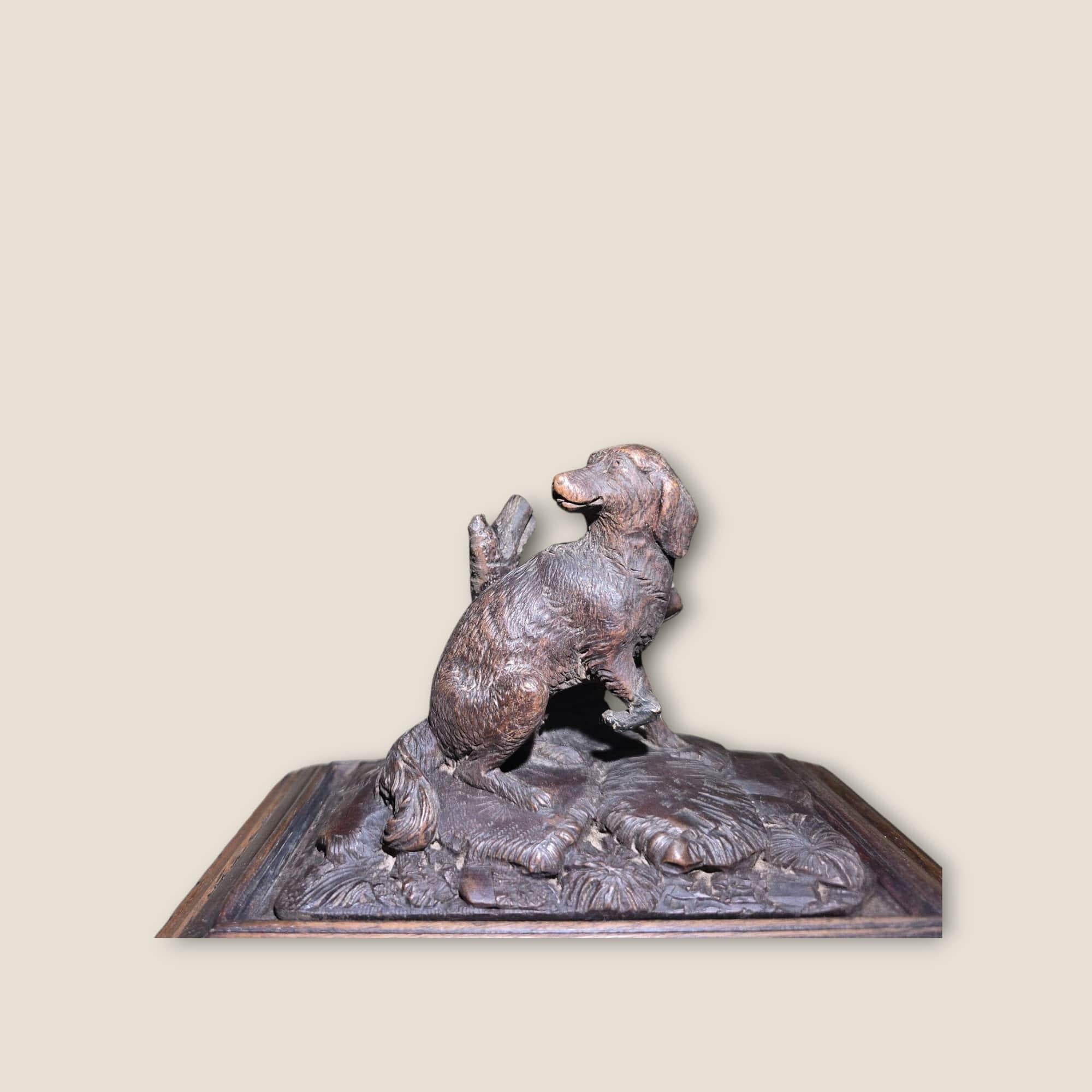 Boîte à cigares Black Forest du 19e siècle - Wood Wood sculpté à la main Bon état - En vente à Madrid, ES
